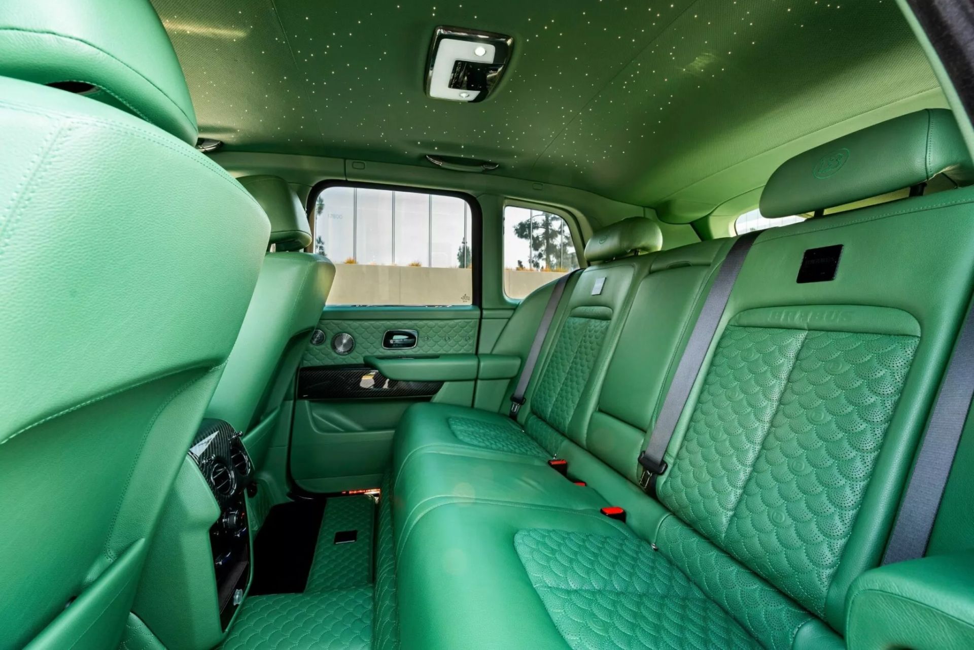 فضای سرنشینان عقب رولزرویس BRABUS 700 Cullinan Series II 
