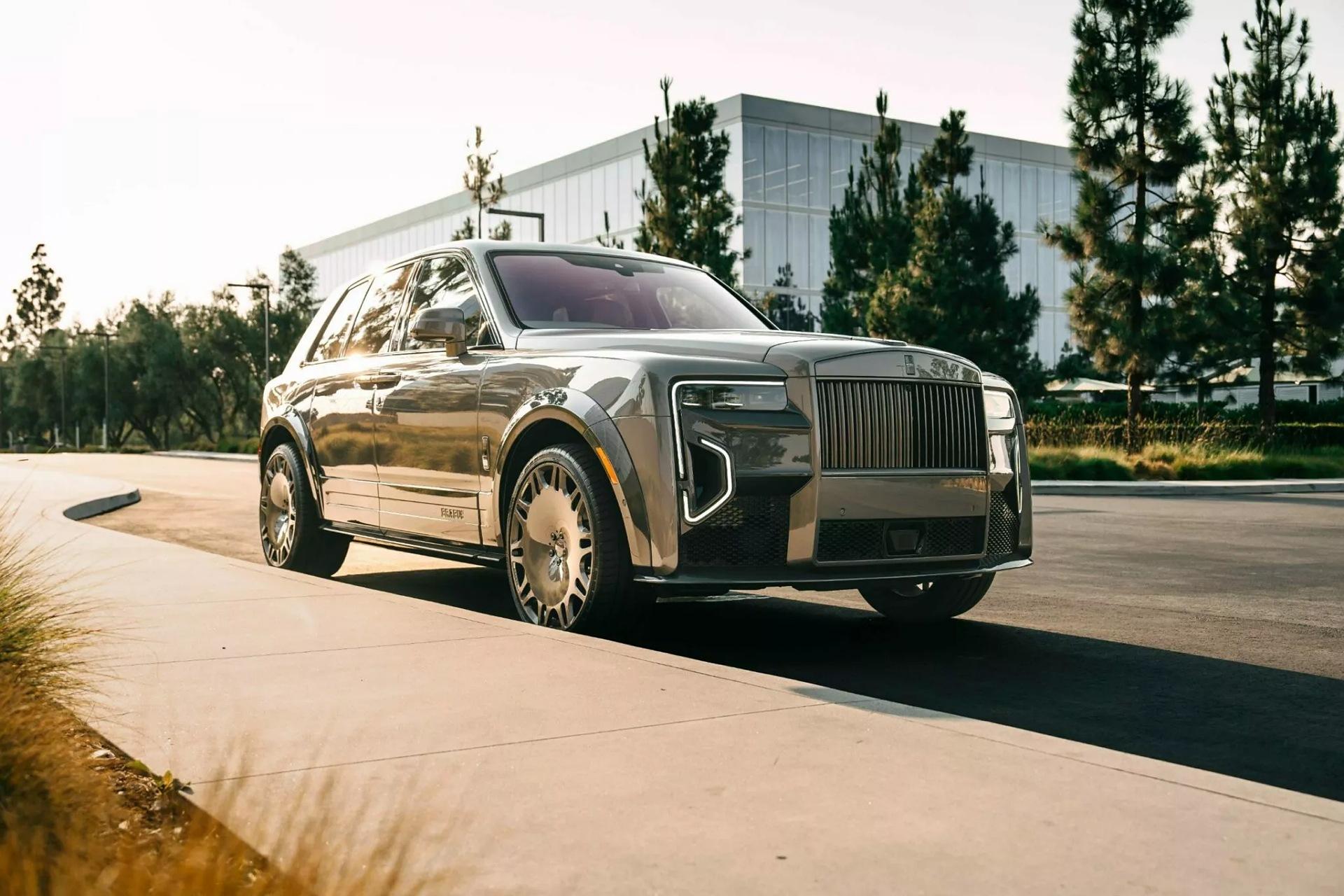 رولزرویس BRABUS 700 Cullinan Series II با درخشش نور آفتاب
