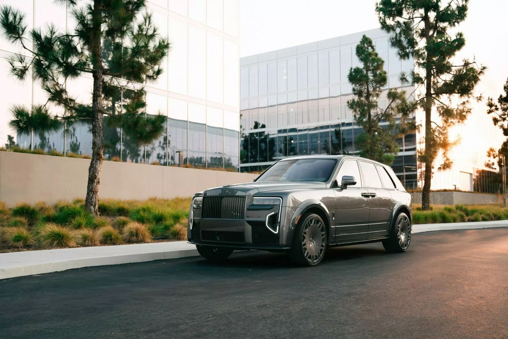 رولزرویس BRABUS 700 Cullinan Series II در خیابان