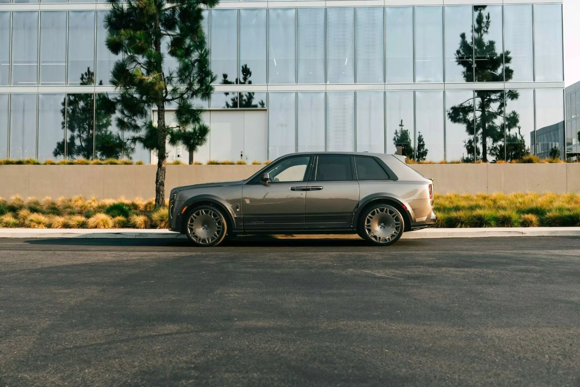 نمای کناری رولزرویس BRABUS 700 Cullinan Series II 