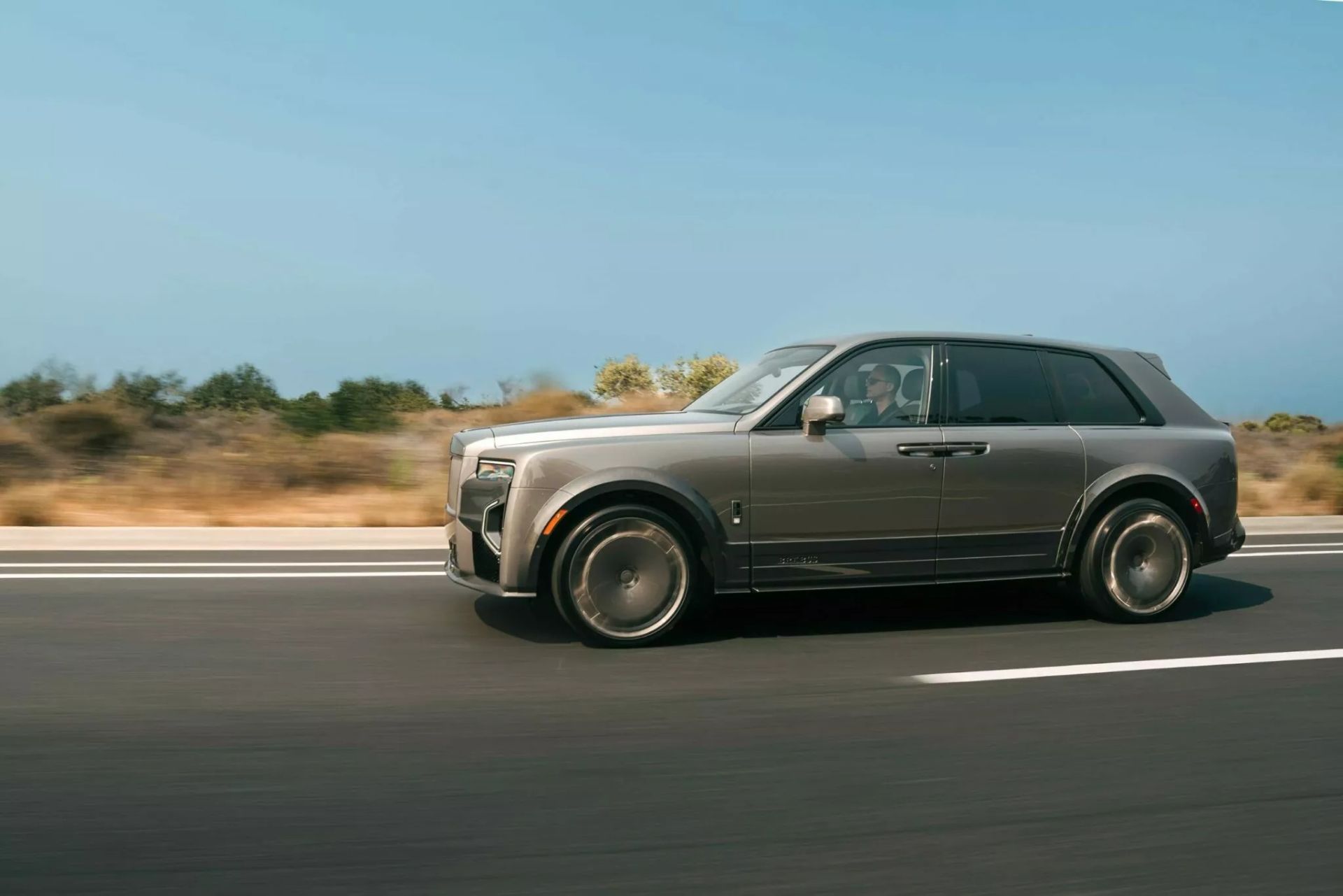 رولزرویس BRABUS 700 Cullinan Series II در جاده
