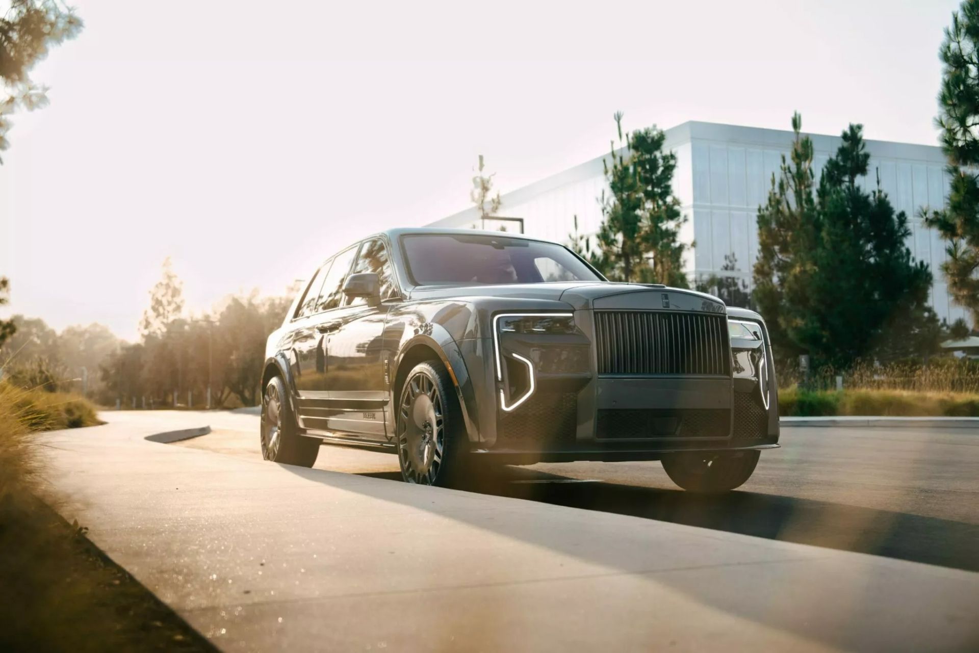رولزرویس BRABUS 700 Cullinan Series II به‌صورت پارک‌شده