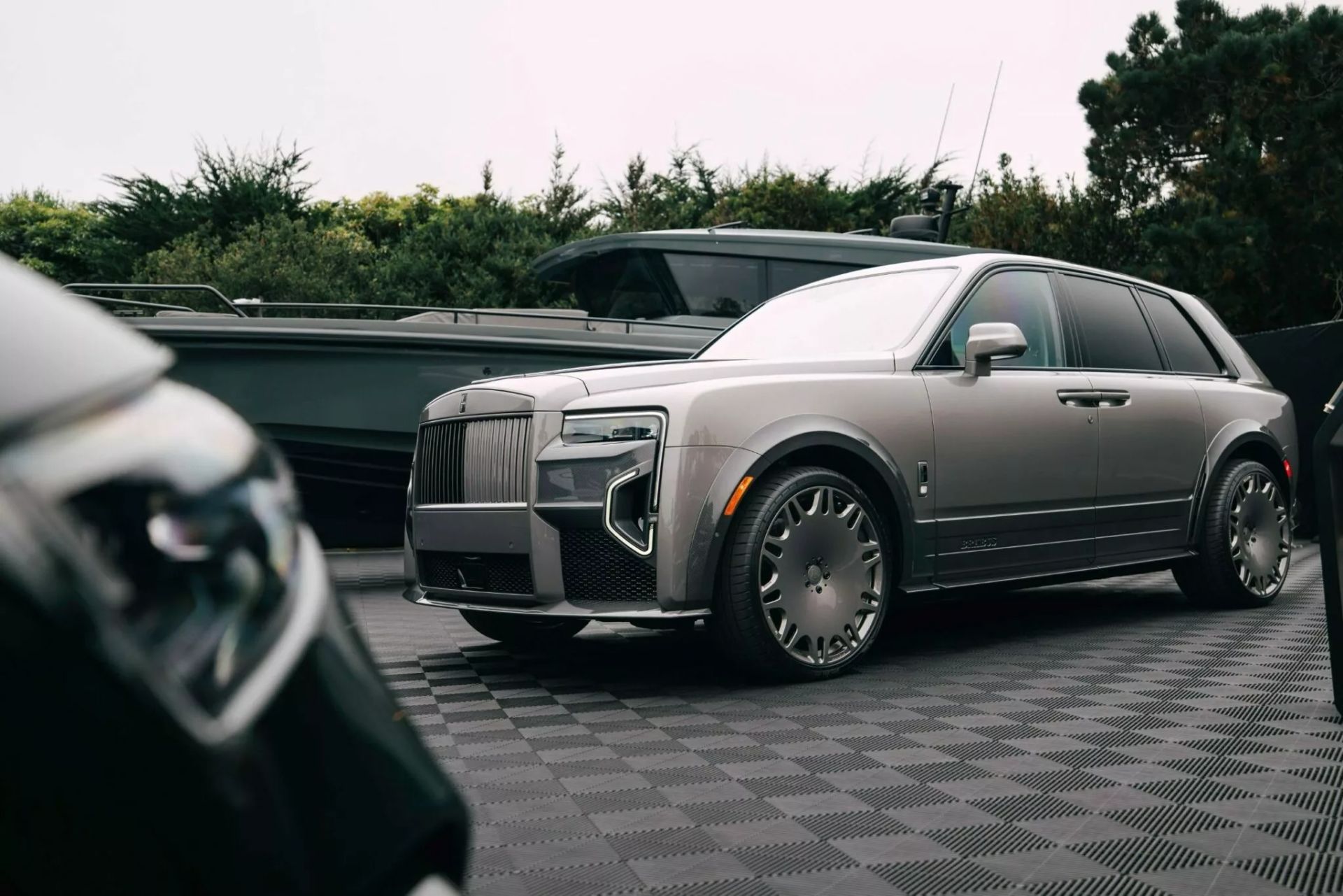 رولزرویس BRABUS 700 Cullinan Series II در رنگ مشکی