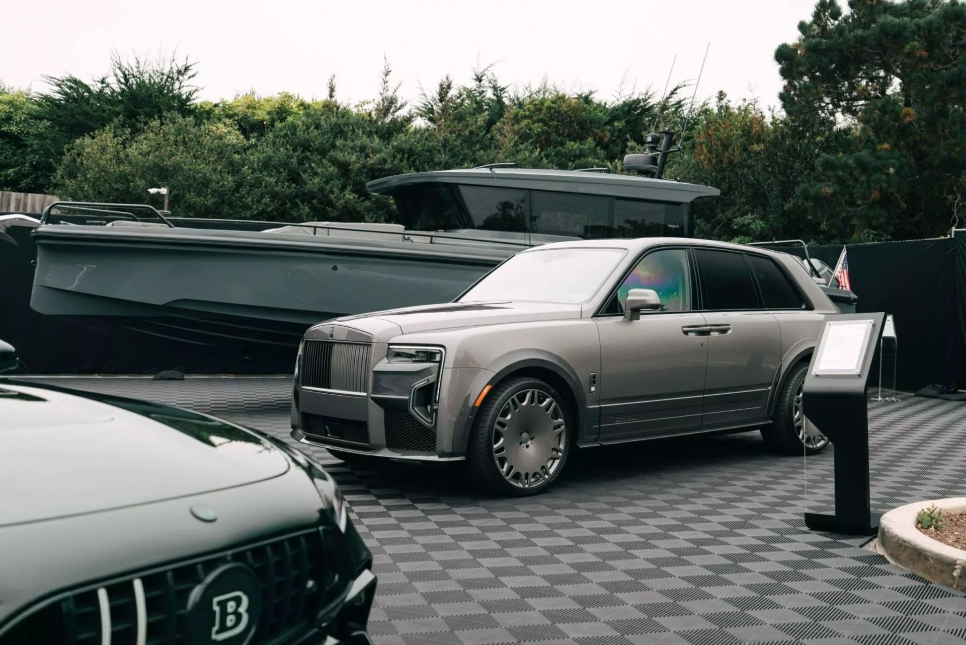 رولزرویس BRABUS 700 Cullinan Series II با زمینه‌ی مشکی