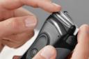 ماشین اصلاح و ریش تراش براون Braun 3000VS در دست