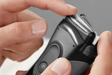 ماشین اصلاح و ریش تراش براون Braun 3000VS در دست
