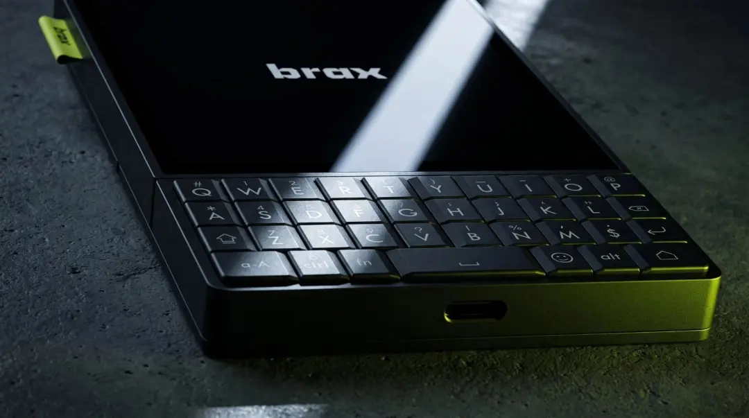 گوشی ماژولار برکس (Brax) با کیبورد فیزیکی و صفحه نمایش سیاه