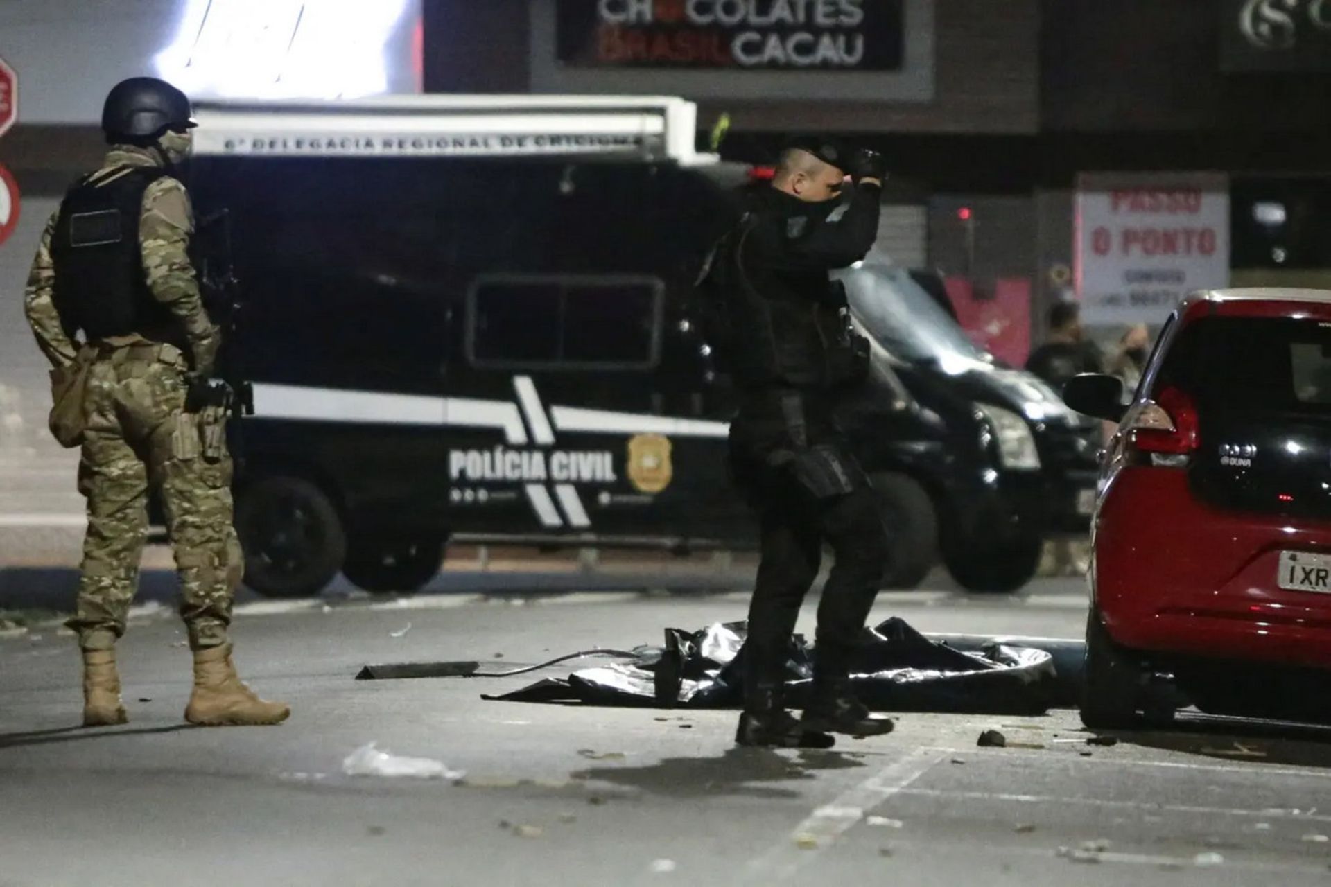 پلیس محلی در شب حادثه سرقت مسلحانه کریسیوما برزیل