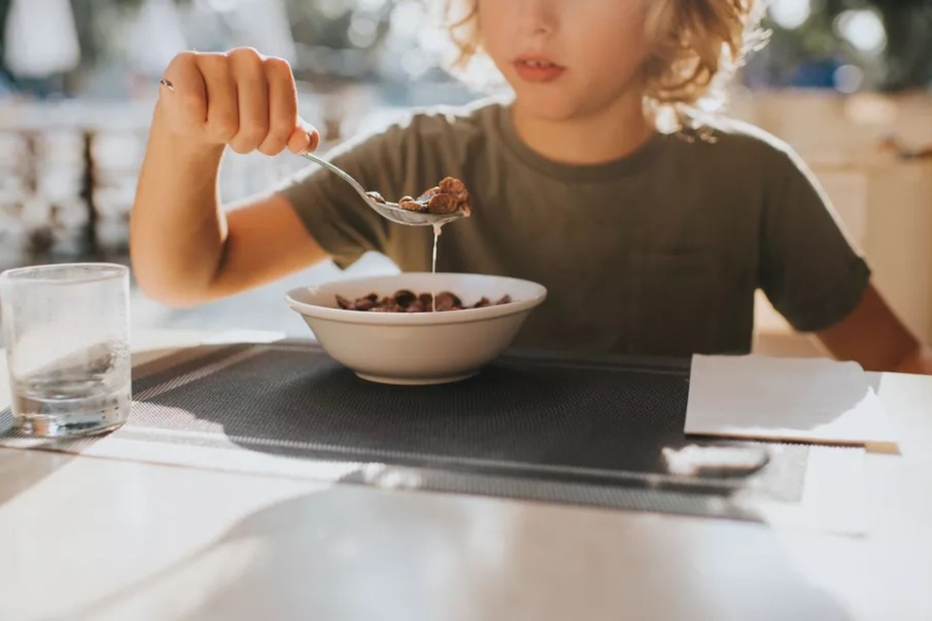 پسری درحال خوردن غلات صبحانه