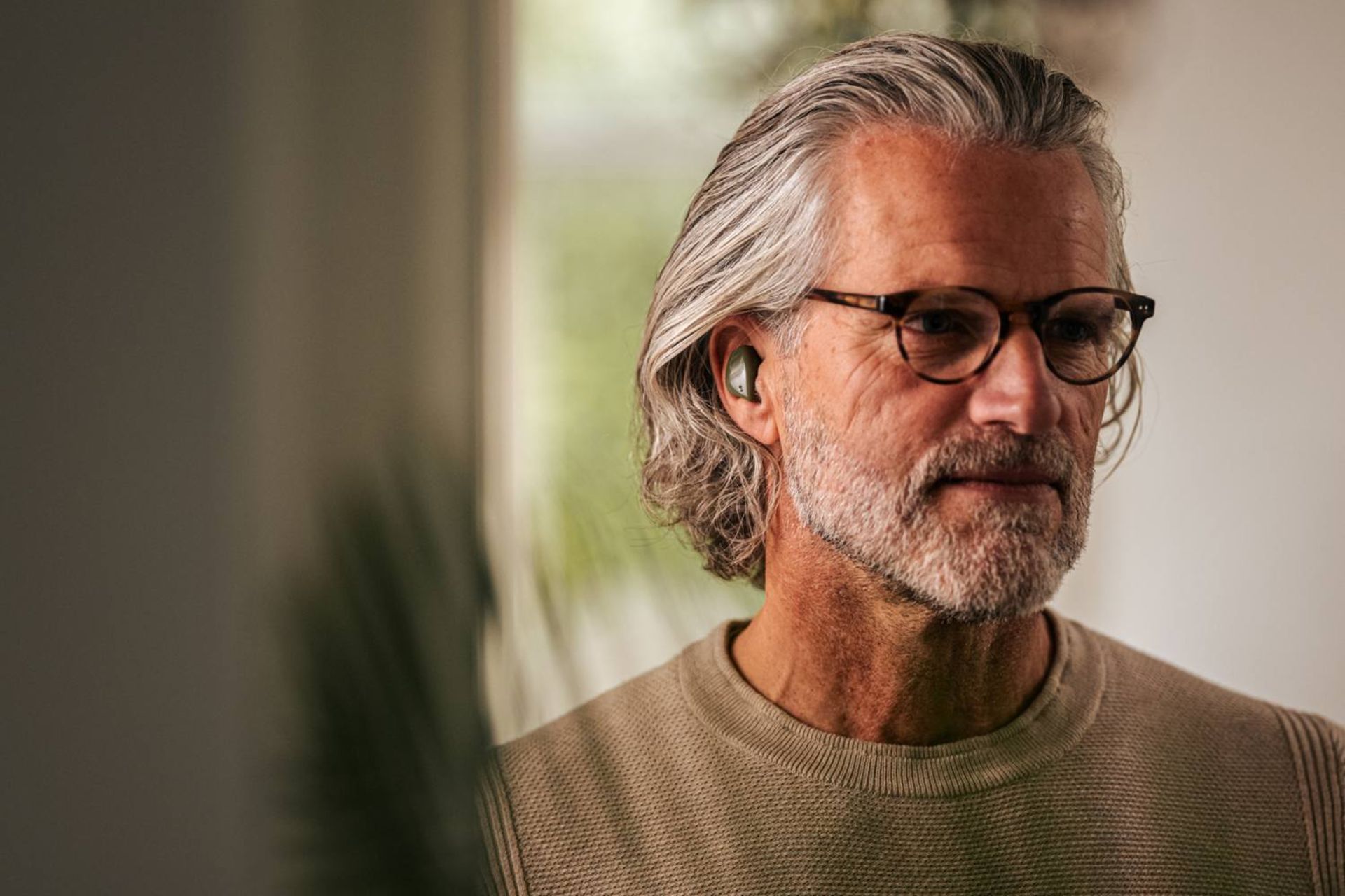 ایرباد Breggz در گوش مرد پیر