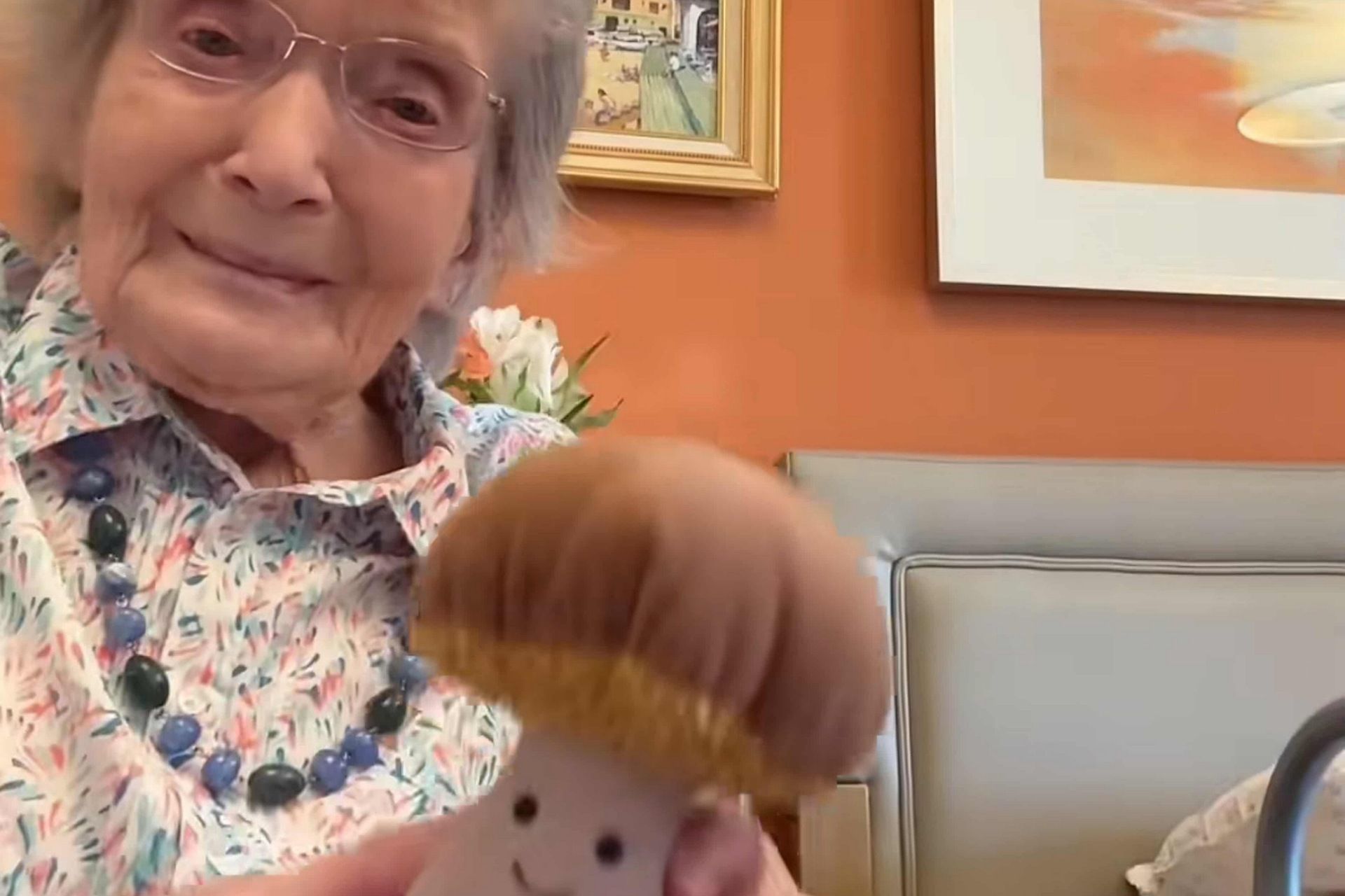 برندا آلن با عروسک جلی‌کت قارچی