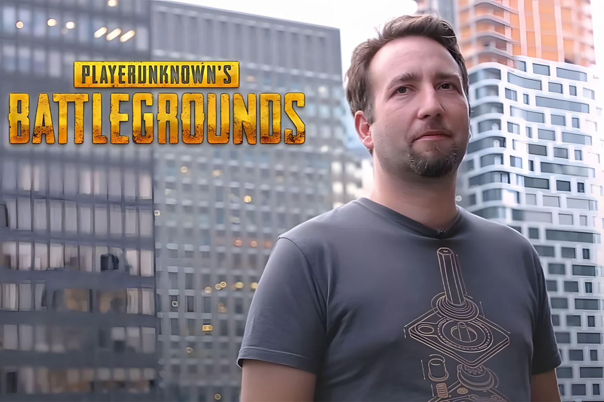 یک مرد از نمای رو به رو با نوشته ای زرد رنگ کنار او