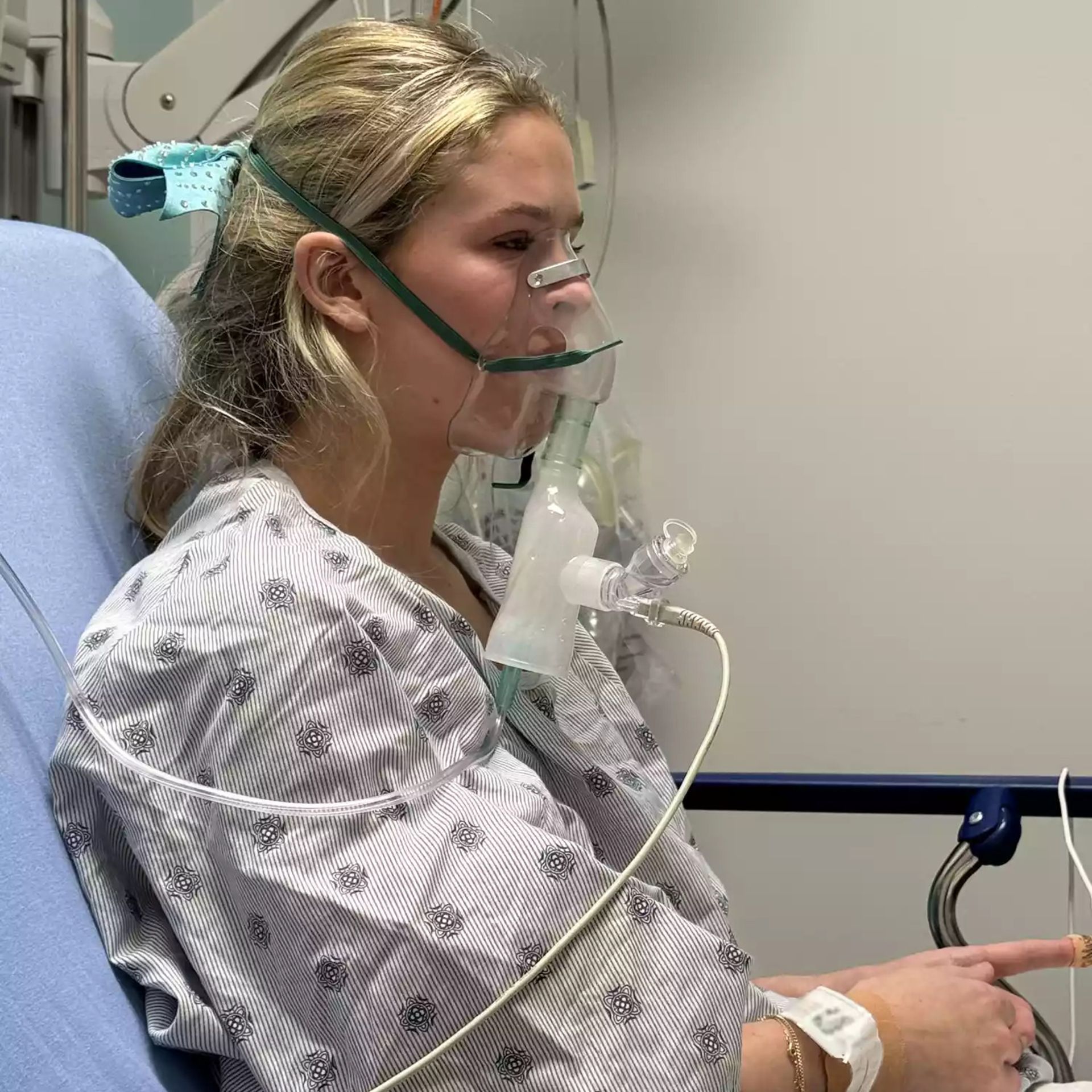 برین کالن، دختر ۱۷ ساله اهل نوادا مبتلا به بیماری ریه پاپ کورنی یا برونشیولیت انسدادی در تخت بیمارستان