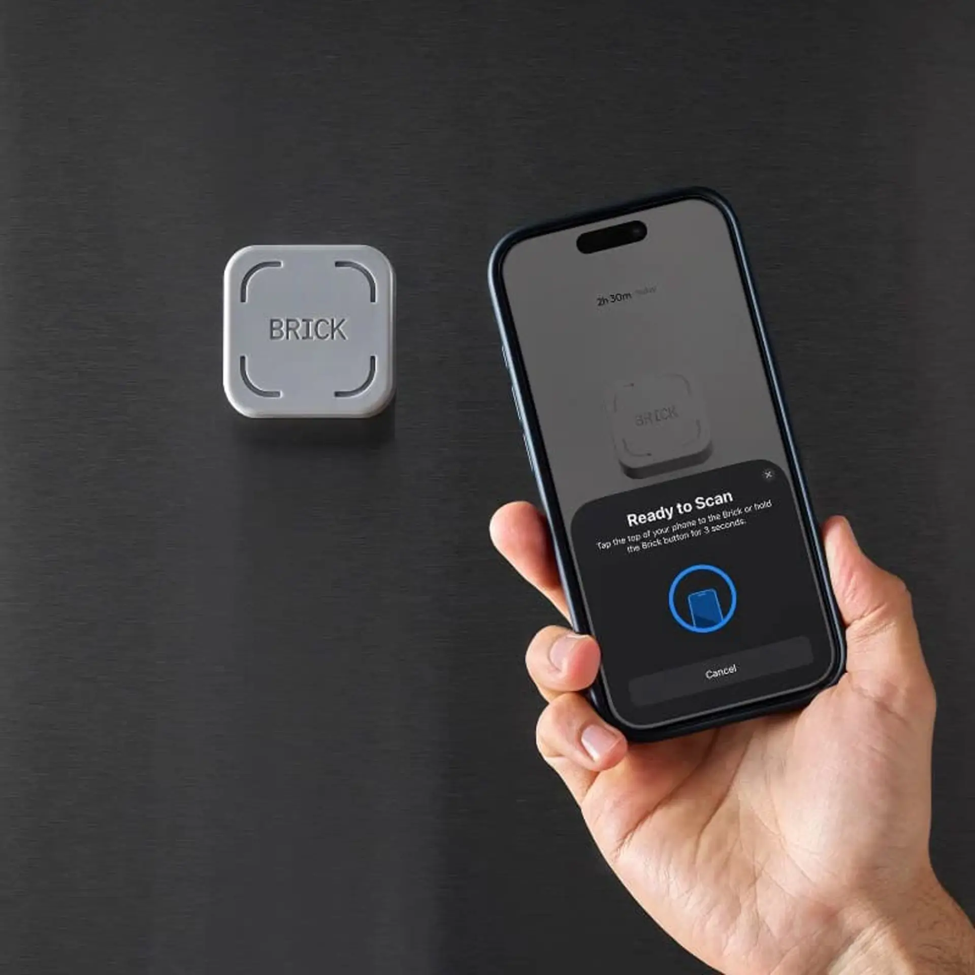 گوشی هوشمند آیفون در کنار گجت بریک / Brick
