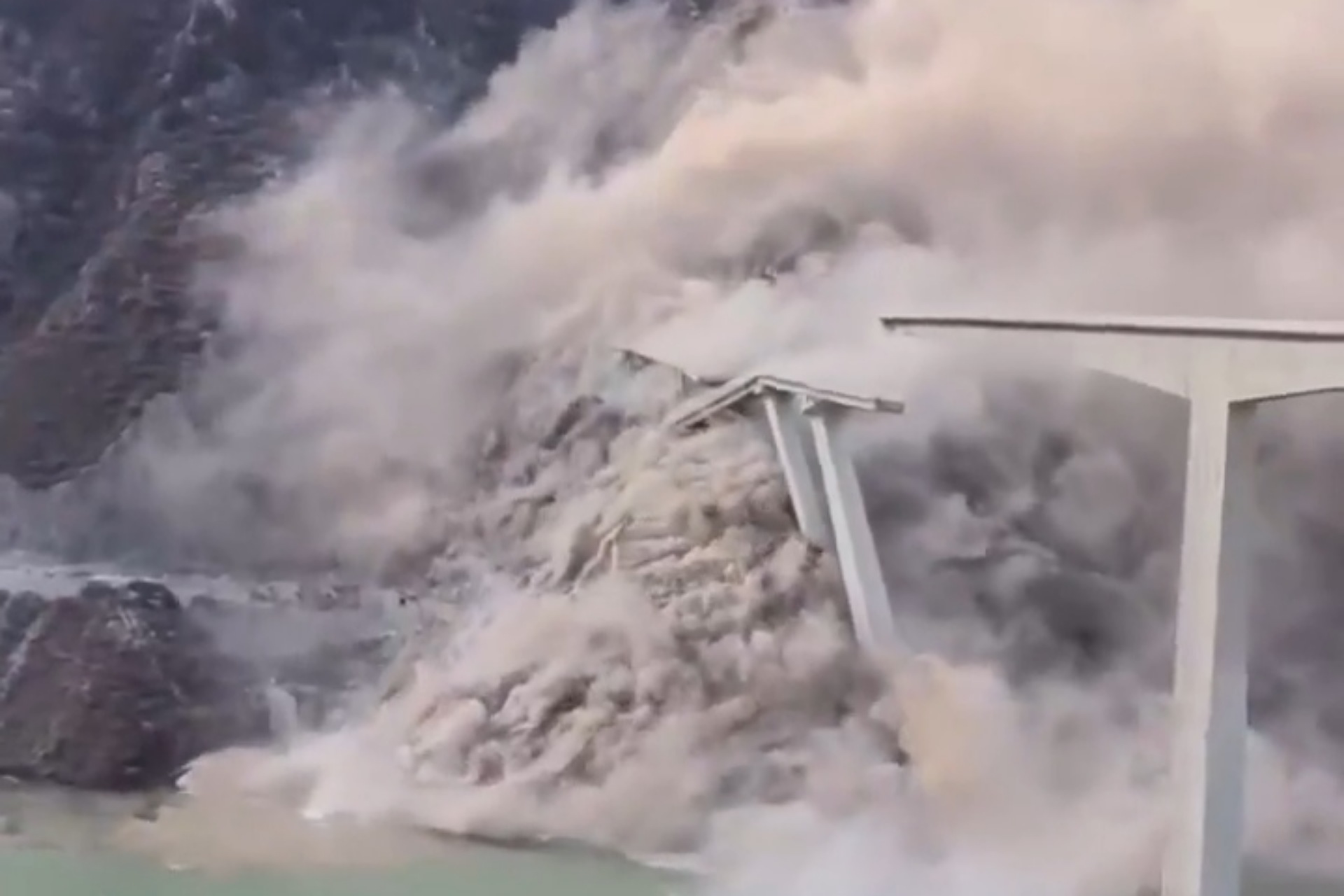 پل ۷۵۸ متری هونگچی چین فرو ریخت + ویدیو تکان‌دهنده