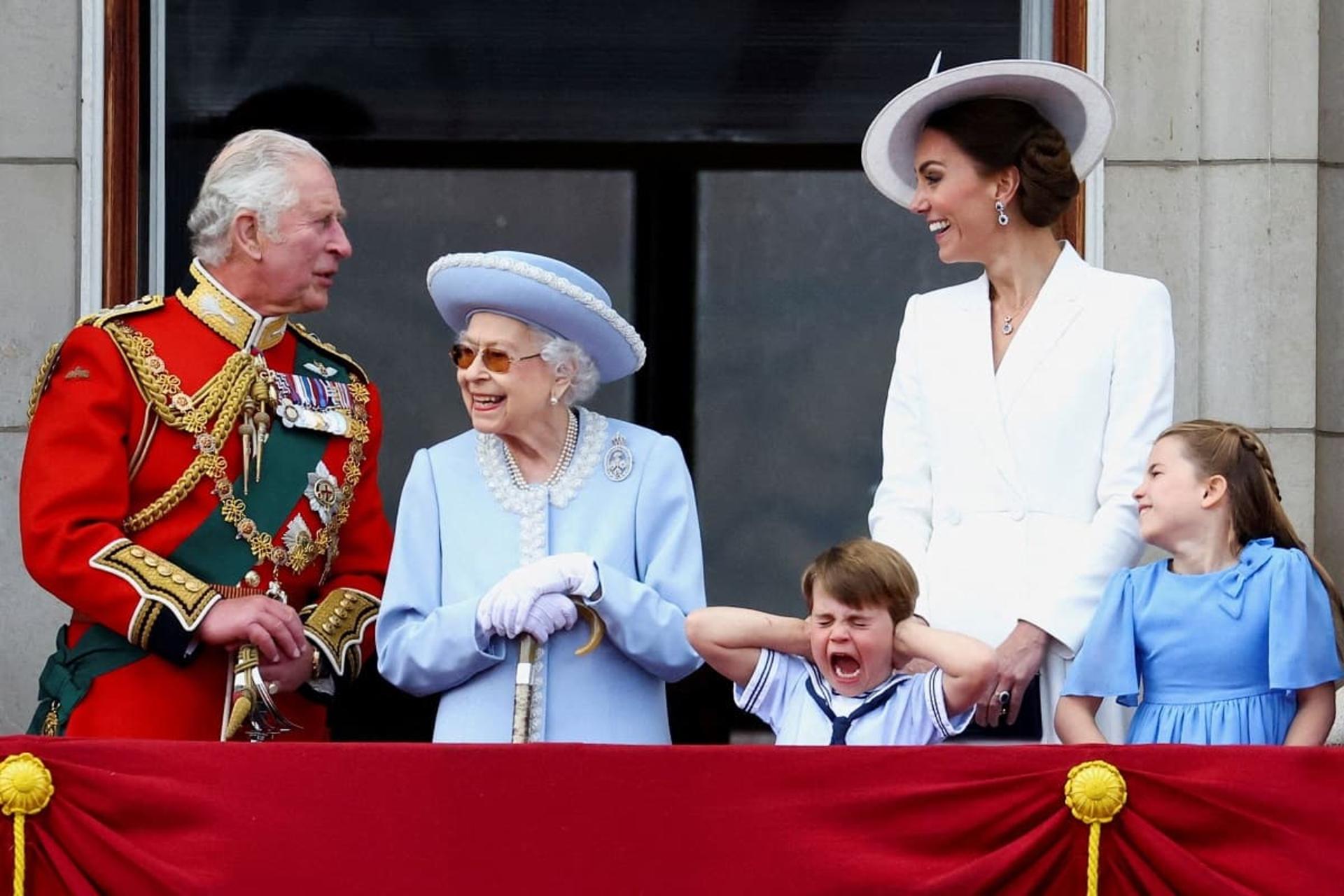 ملکه بریتانیا، شاهزاده چارلز و کاترین به همراه پرنسس شارلوت و شاهزاده لوئیس در بالکن کاخ باکینگهام  جشن جوبیلی پلاتینی