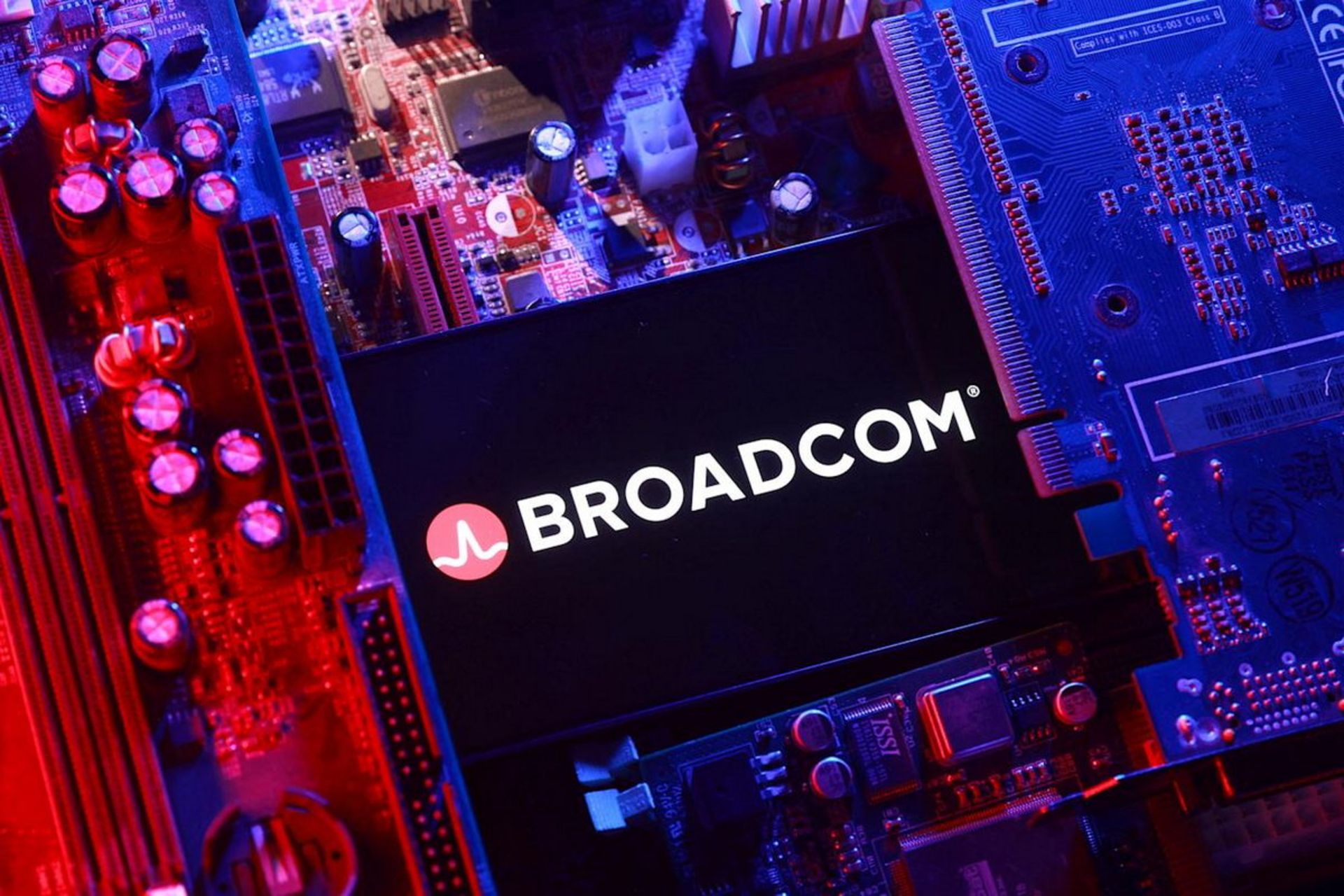 لوگوی Broadcom و یک مادربرد کامپیوتر