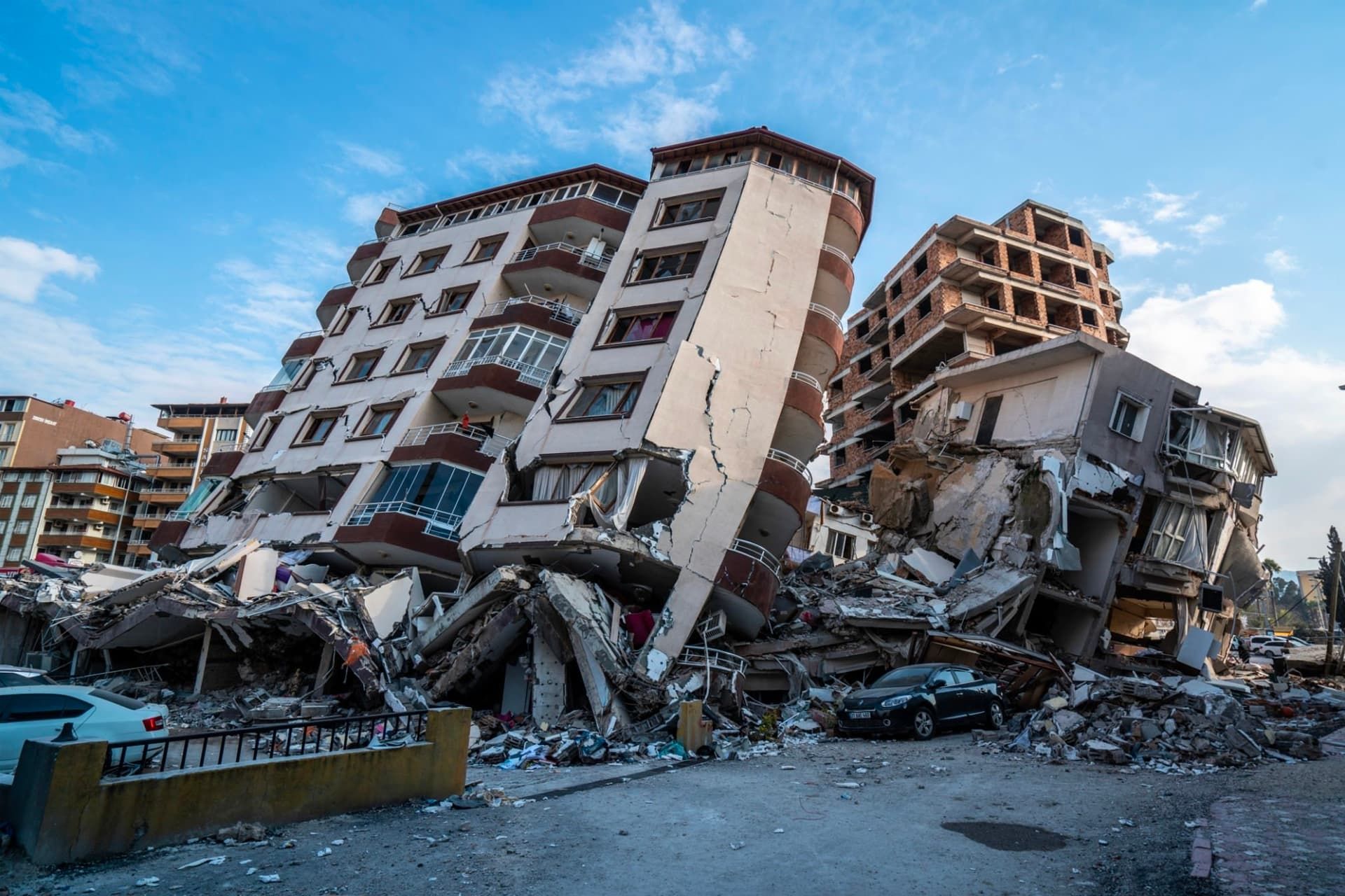 ساختمان تخریب شده در زلزله ترکیه آسمان آبی