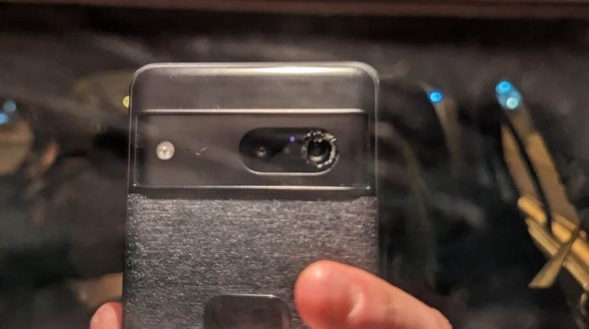 شکستگی شیشه دوربین پشتی پیکسل ۷