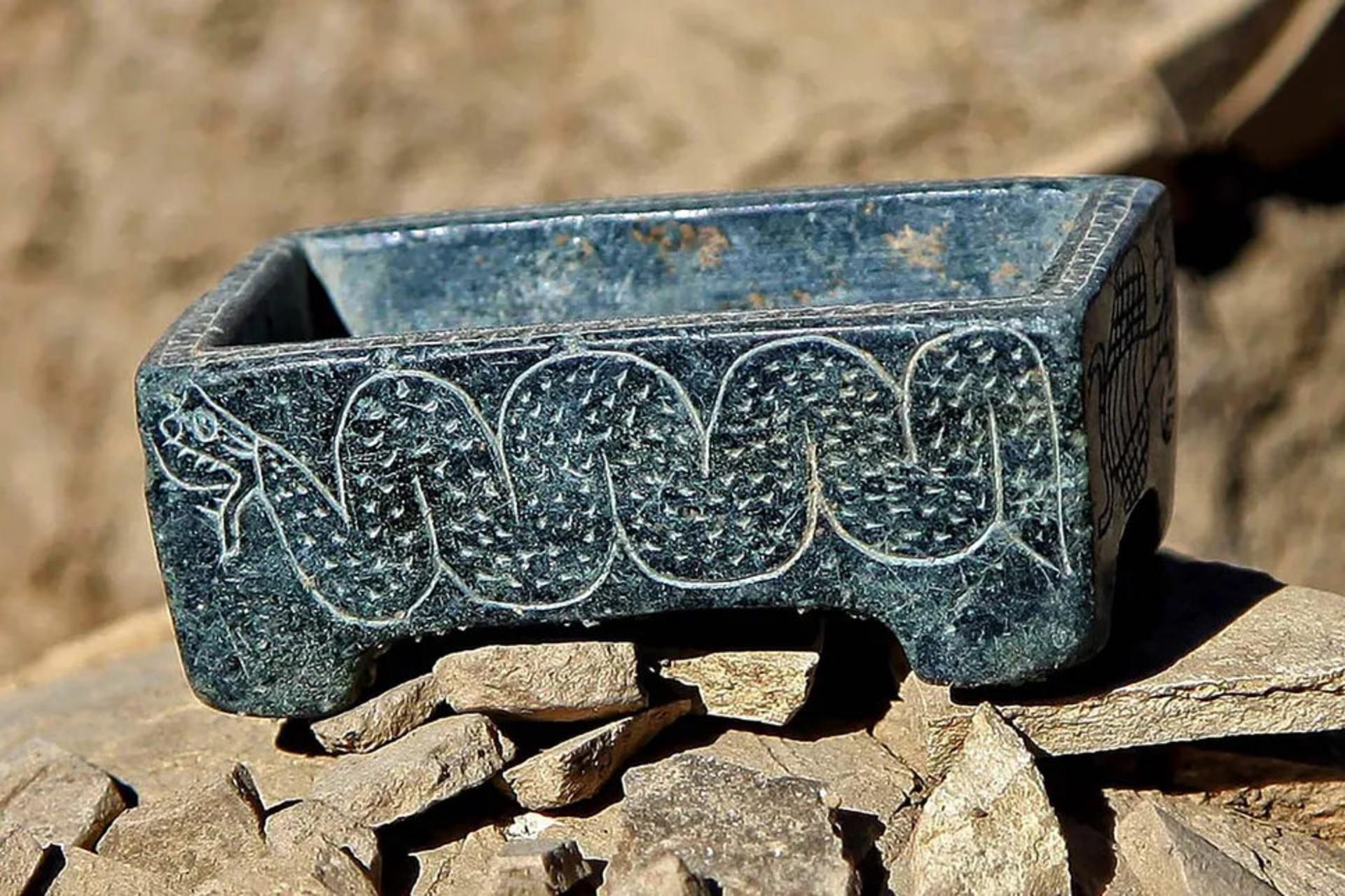 جعبه سنگی سیاه کشف شده در گور دختر نوجوان در خراسان شمالی