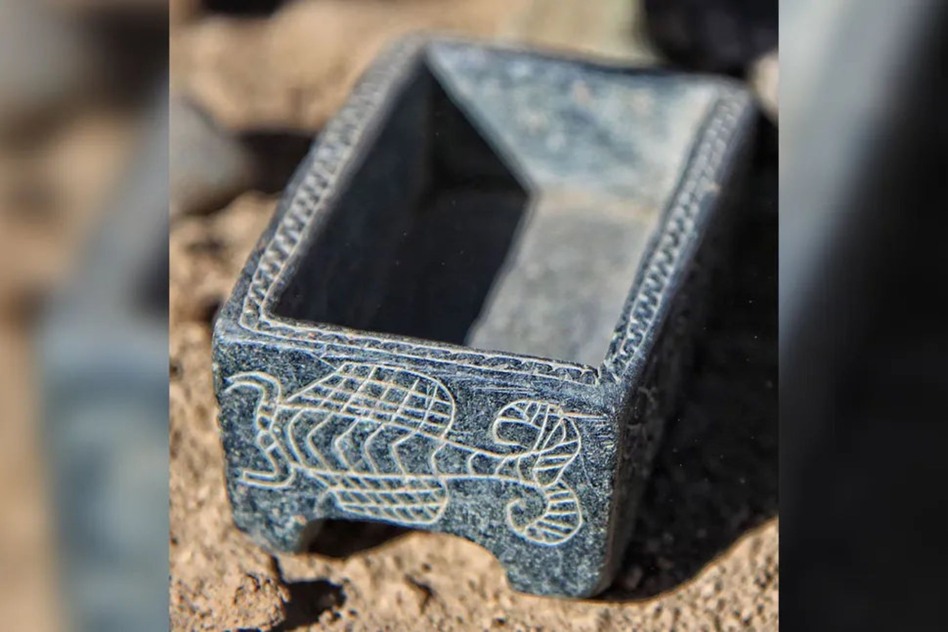 جعبه سنگی سیاه کشف شده در گور دختر نوجوان در خراسان شمالی