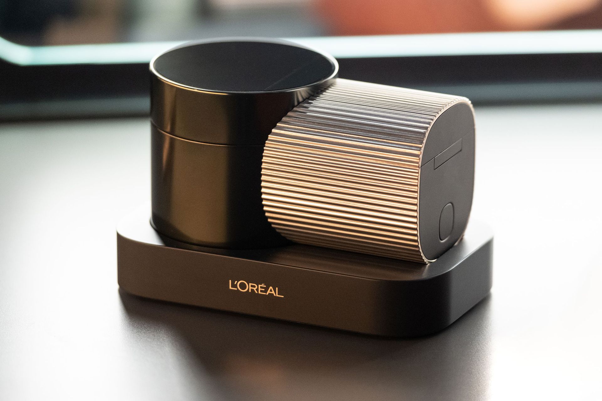 چاپگر ابروی L’Oreal روی میز 