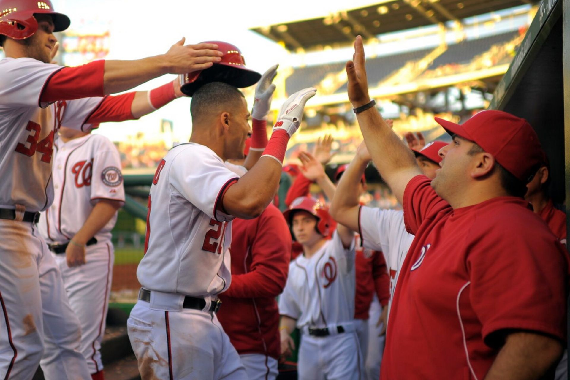 برایس هارپر بازیکن بیسبال در حال شادی خاص پس از ضربه ۴ امتیازی