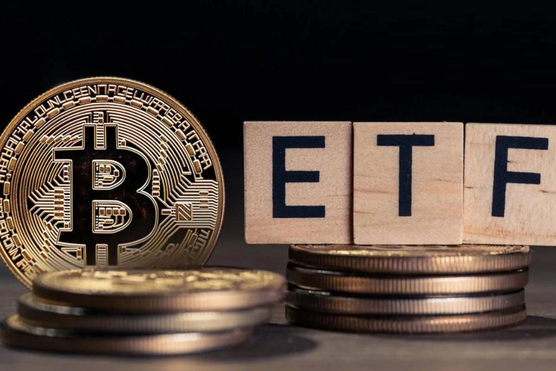 سکه بیت کوین درکنار حروف ETF