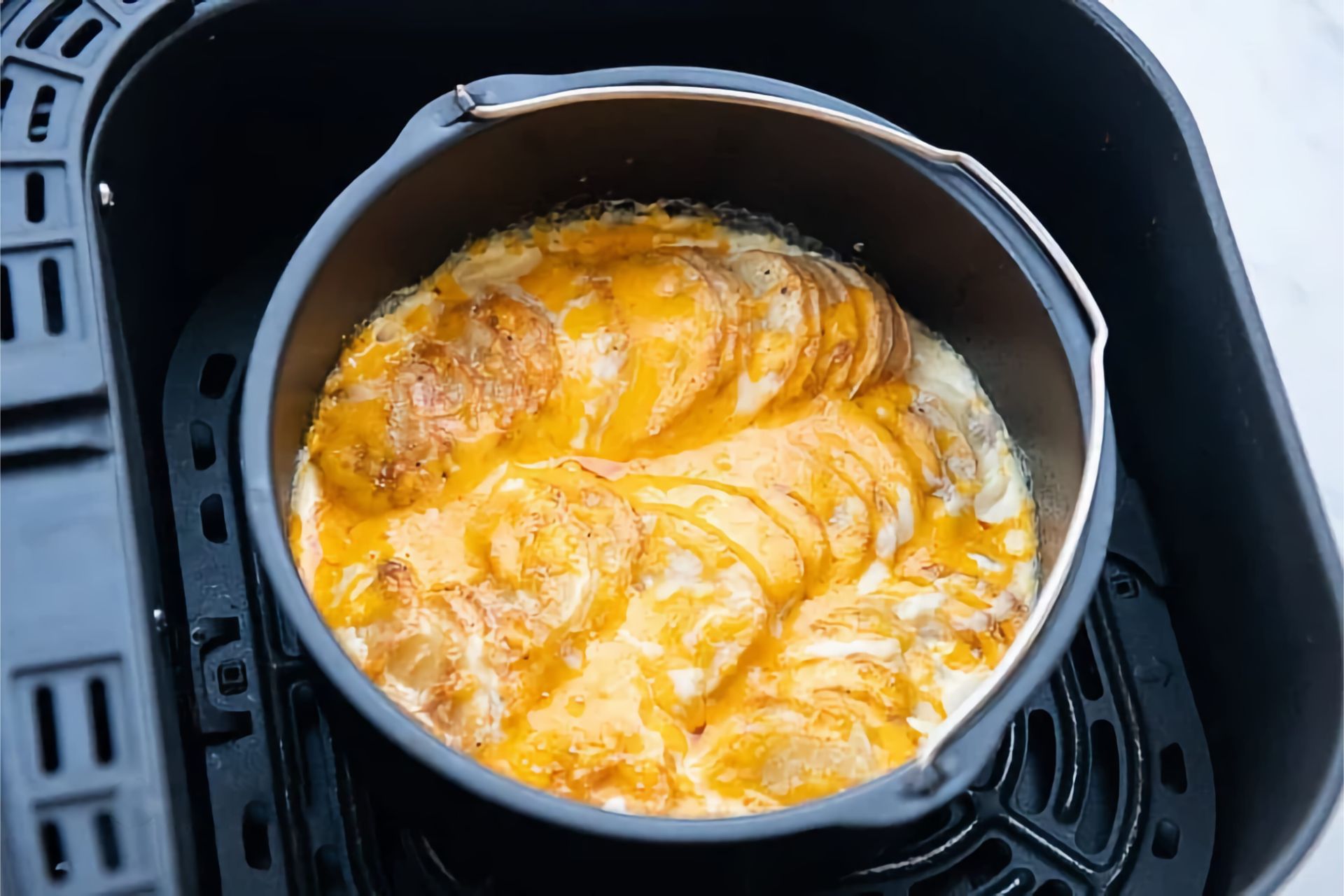 پخت سیب‌زمینی تخم مرغ درون هواپز