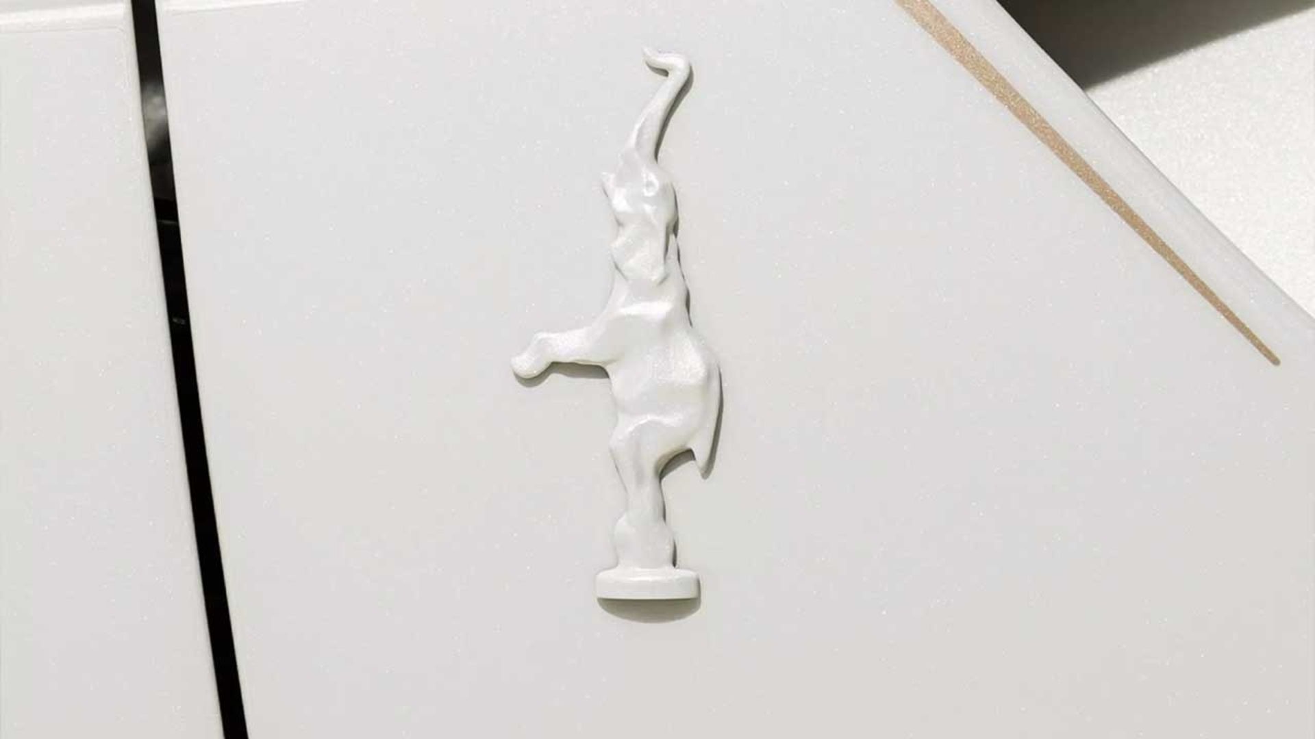 نماد فیل رقصان روی خودرو سفارشی بوگاتی میسترال