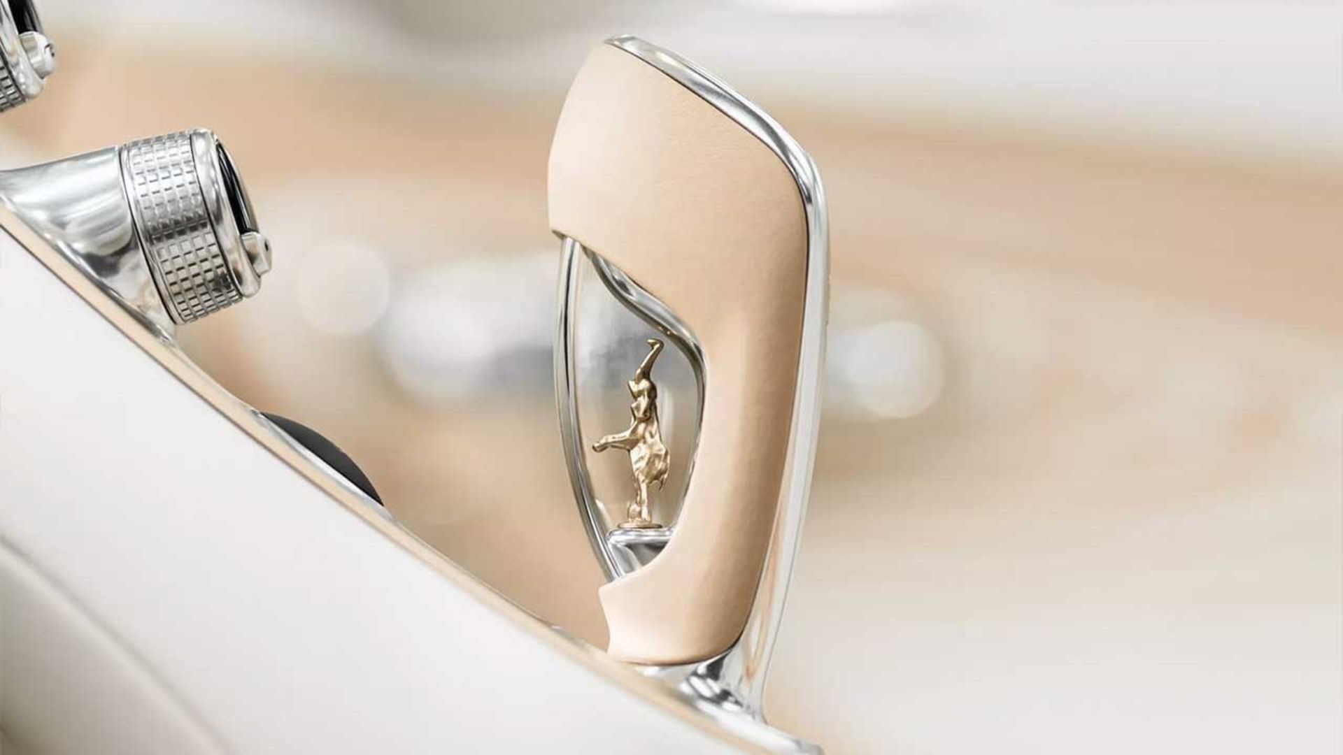 انتخاب‌گر دنده خودرو سفارشی بوگاتی میسترال نمای نزدیک