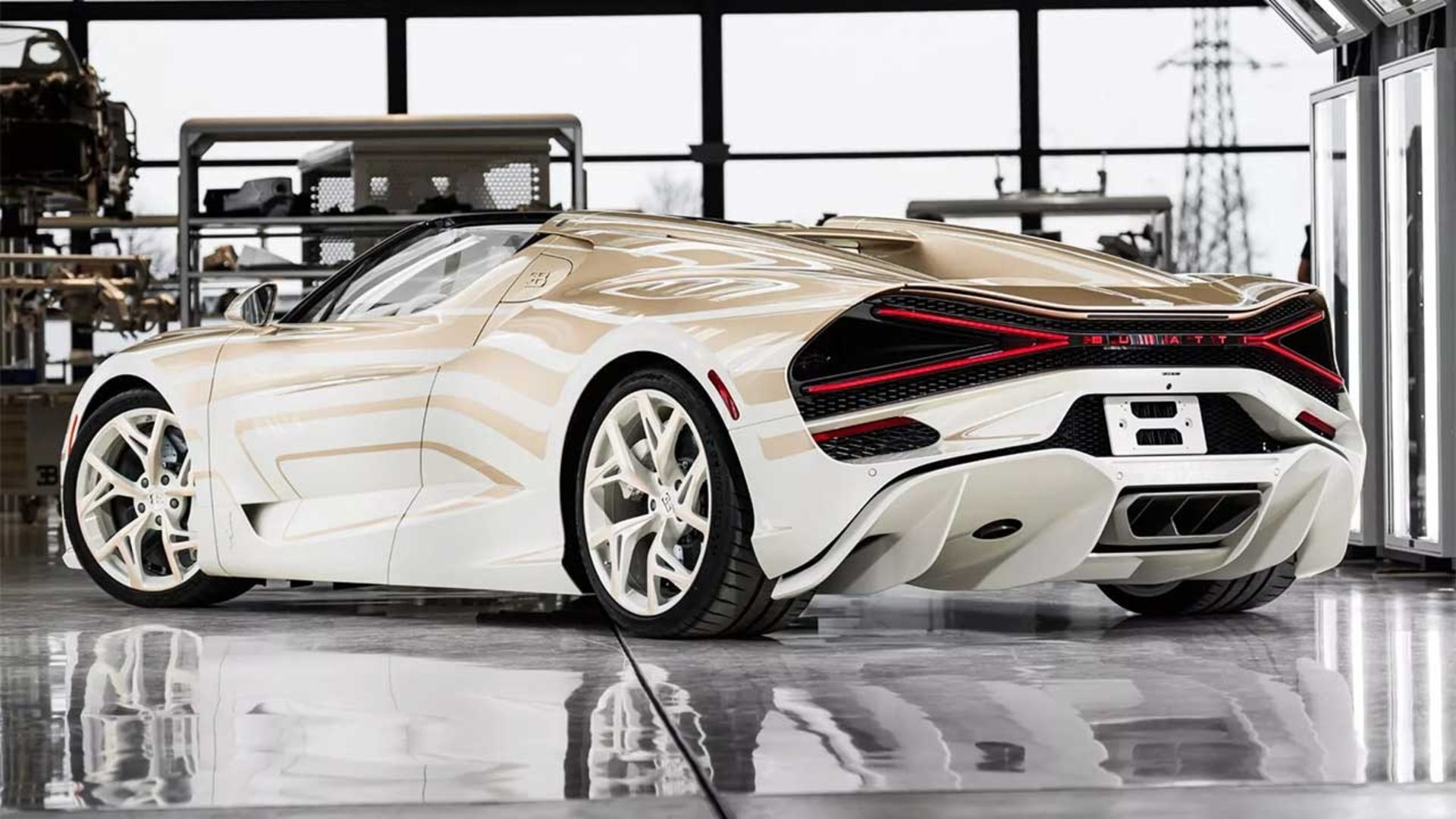 نمای سه‌چهارم عقب خودرو سفارشی بوگاتی میسترال