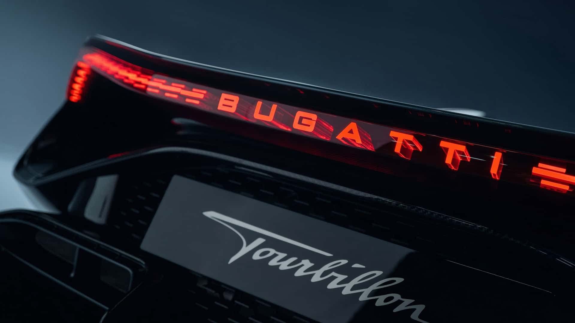 لوگو بوگاتی / Bugatti روی خودرو بوگاتی توربیون