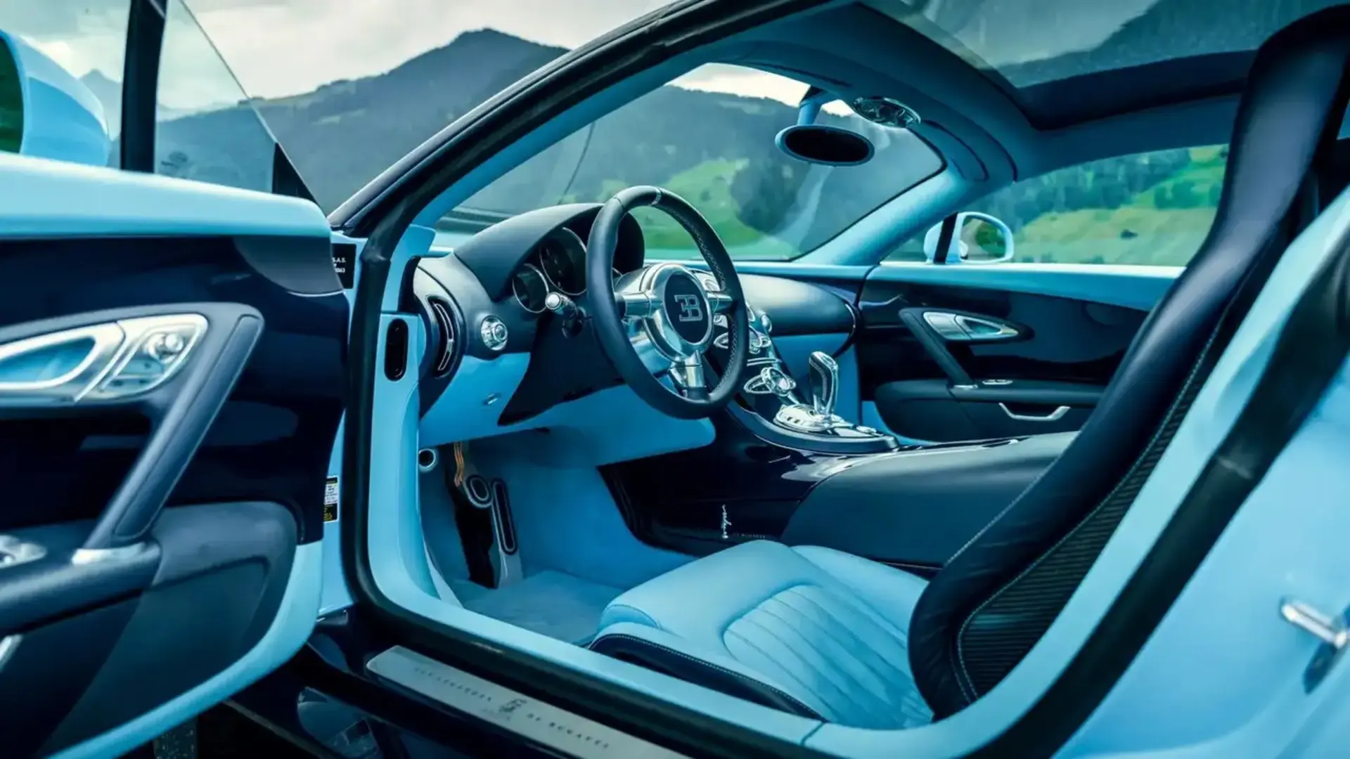 کابین داخلی خودروی لوکس بوگاتی ویرون (Bugatti Veyron) با طراحی آبی و مشکی