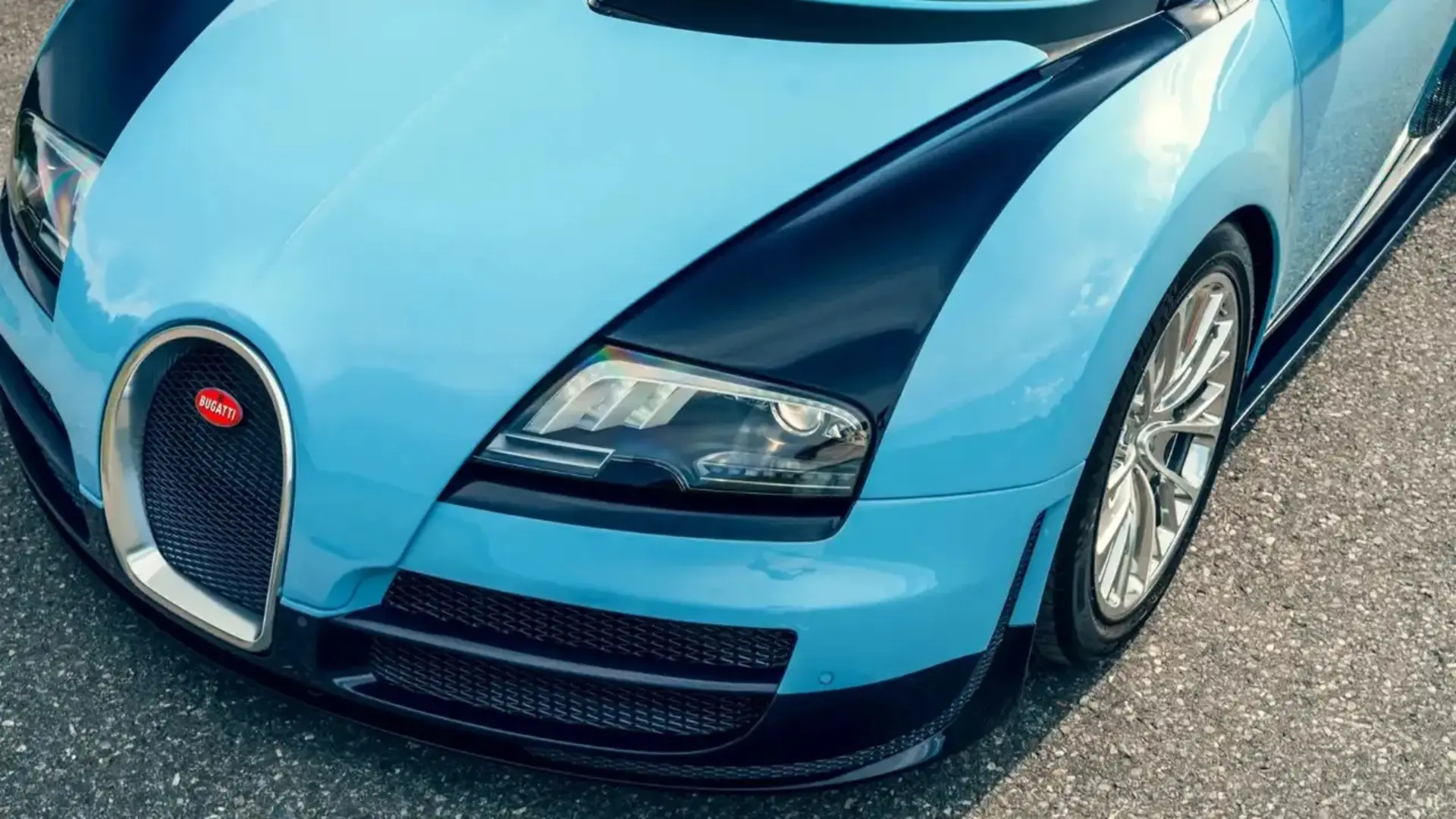 نمای جلوی خودروی لوکس بوگاتی ویرون (Bugatti Veyron) با رنگ آبی و مشکی