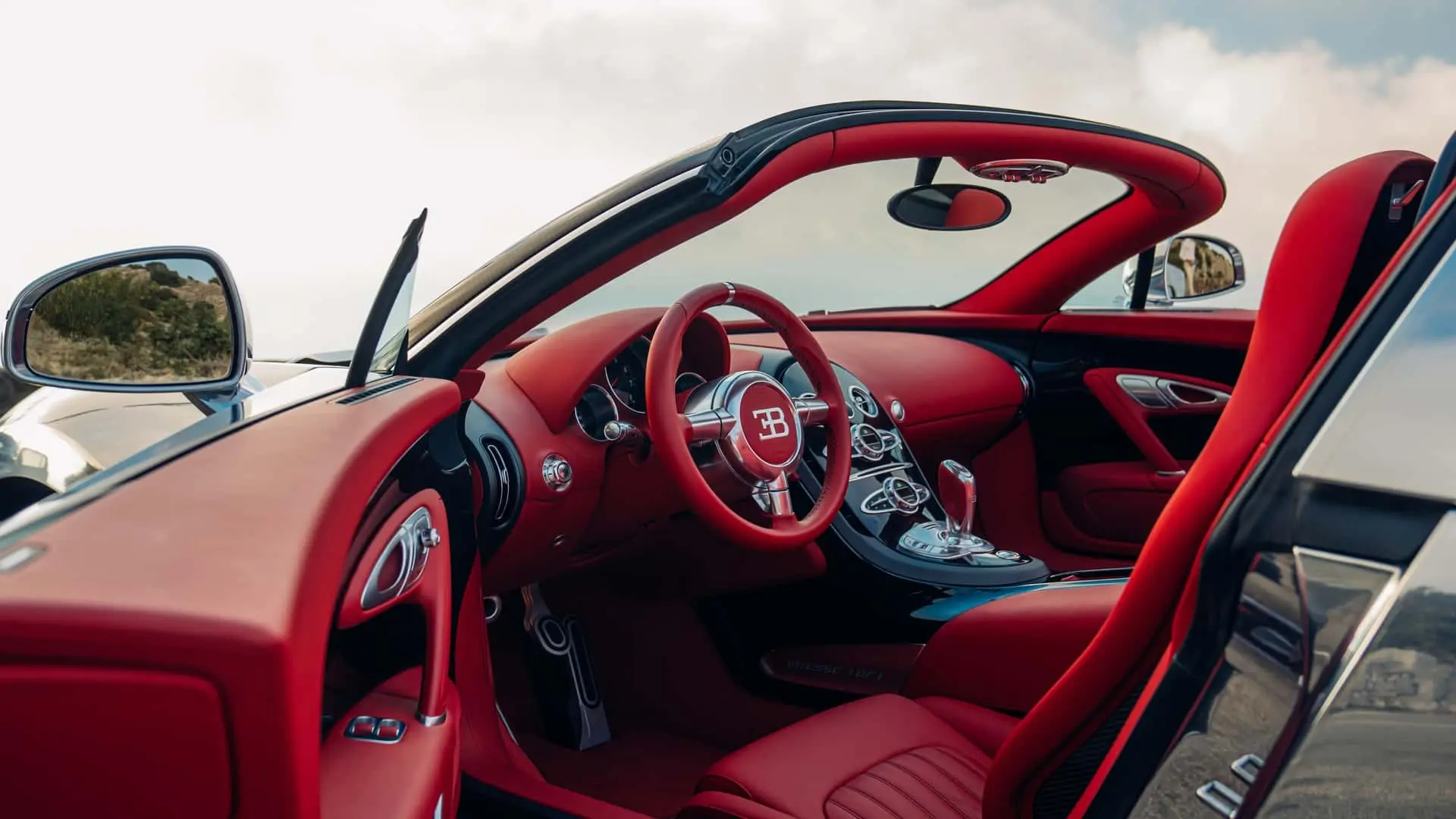 کابین قرمز رنگ خودروی بوگاتی ویرون (Bugatti Veyron) با طراحی لوکس
