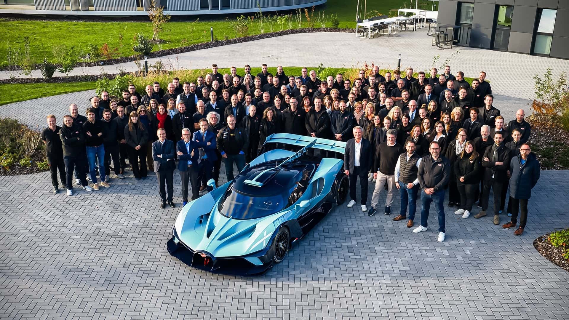 نمای جلو خودرو بوگاتی بولاید در کنار کارمندان کارخانه