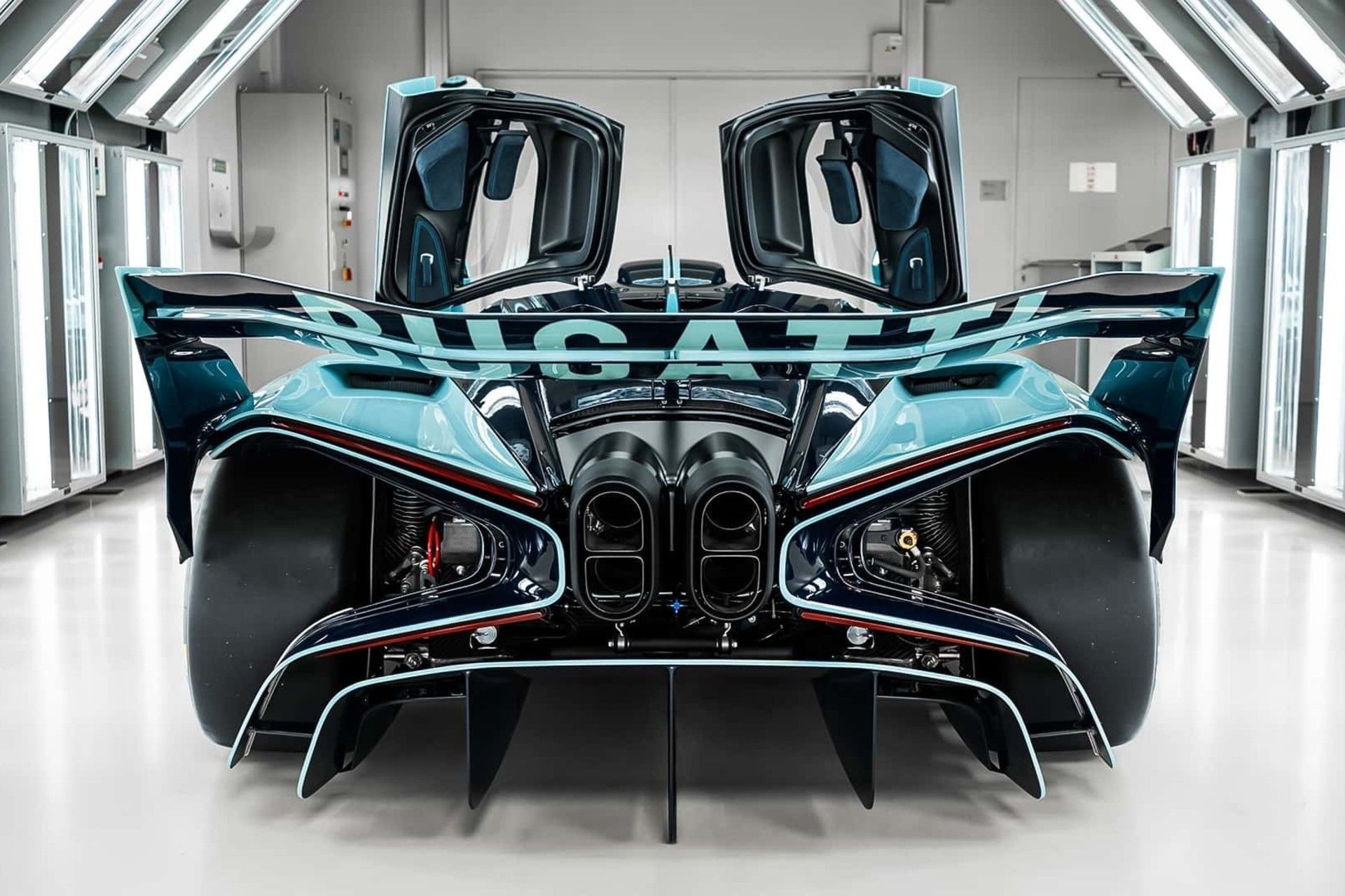 نمای عقب خودرو بوگاتی بولاید