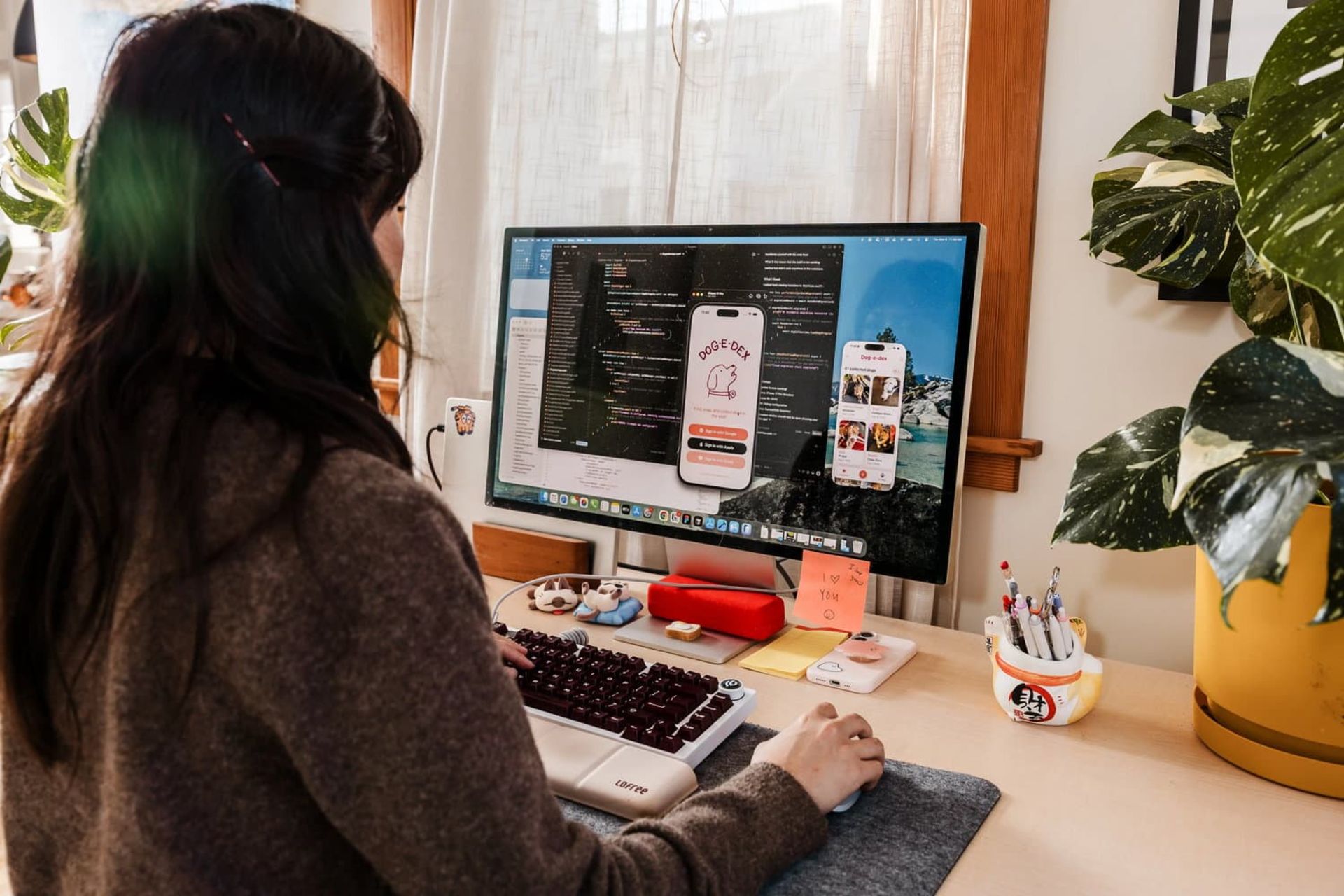 دختری در حال توسعه اپلیکیشن با وایب‌کدینگ 