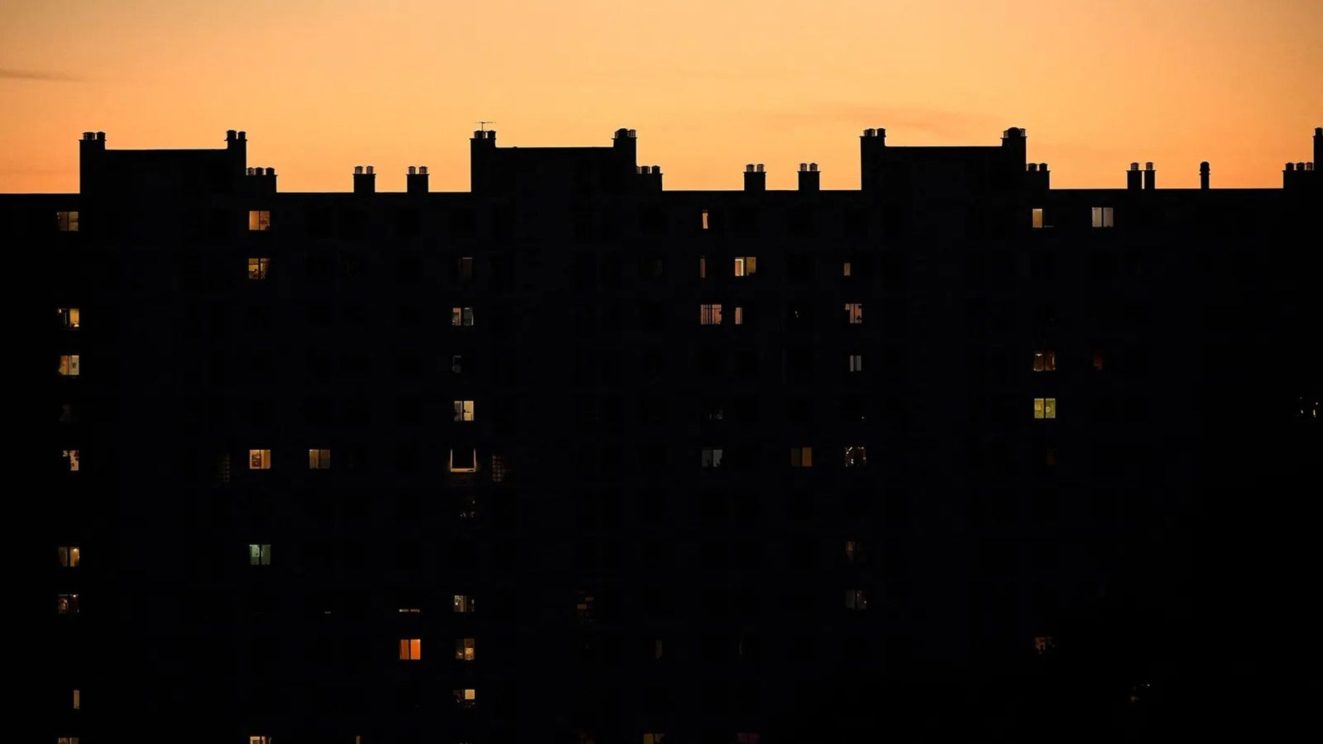 ساختمان‌ها در غروب آفتاب