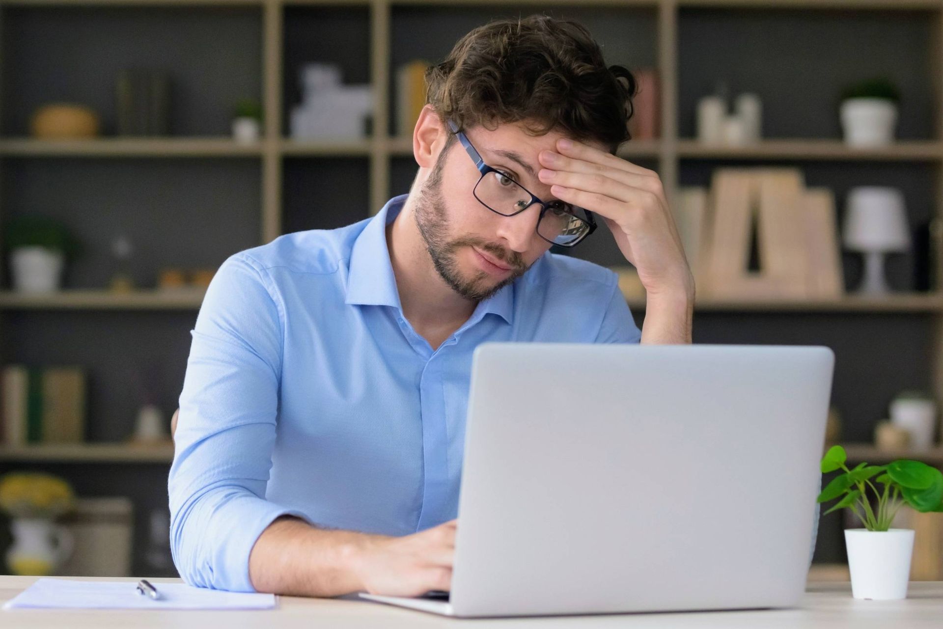 مرد جوان در حال کار با لپ تاپ