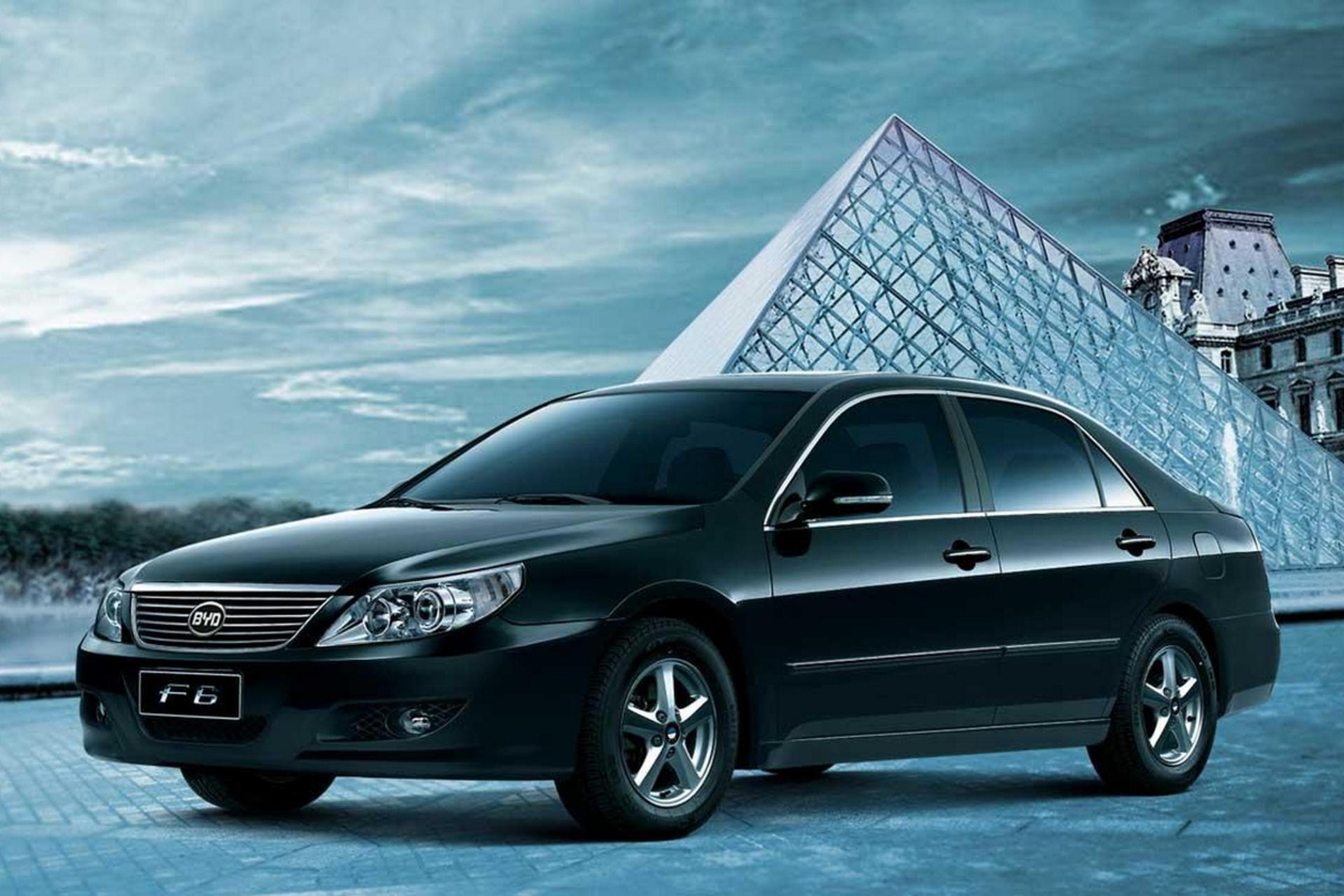 خودروی BYD F6 مشکی از زاویه سه رخ