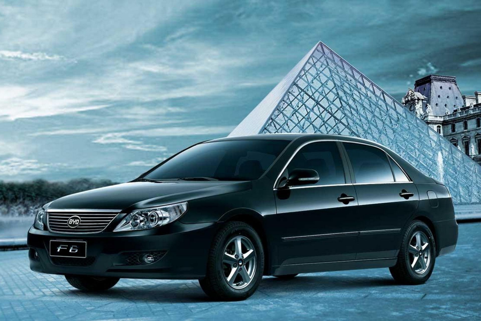 خودروی BYD F6 مشکی از زاویه سه رخ