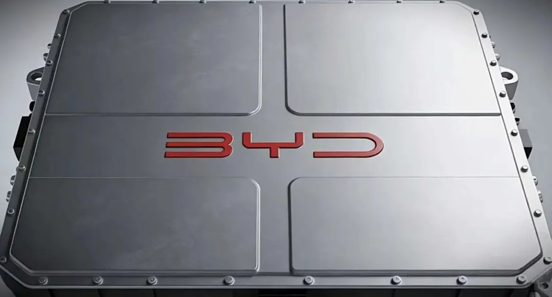 بسته باتری جدید شرکت بی‌وای‌دی (BYD) با طراحی فلزی و لوگوی قرمز