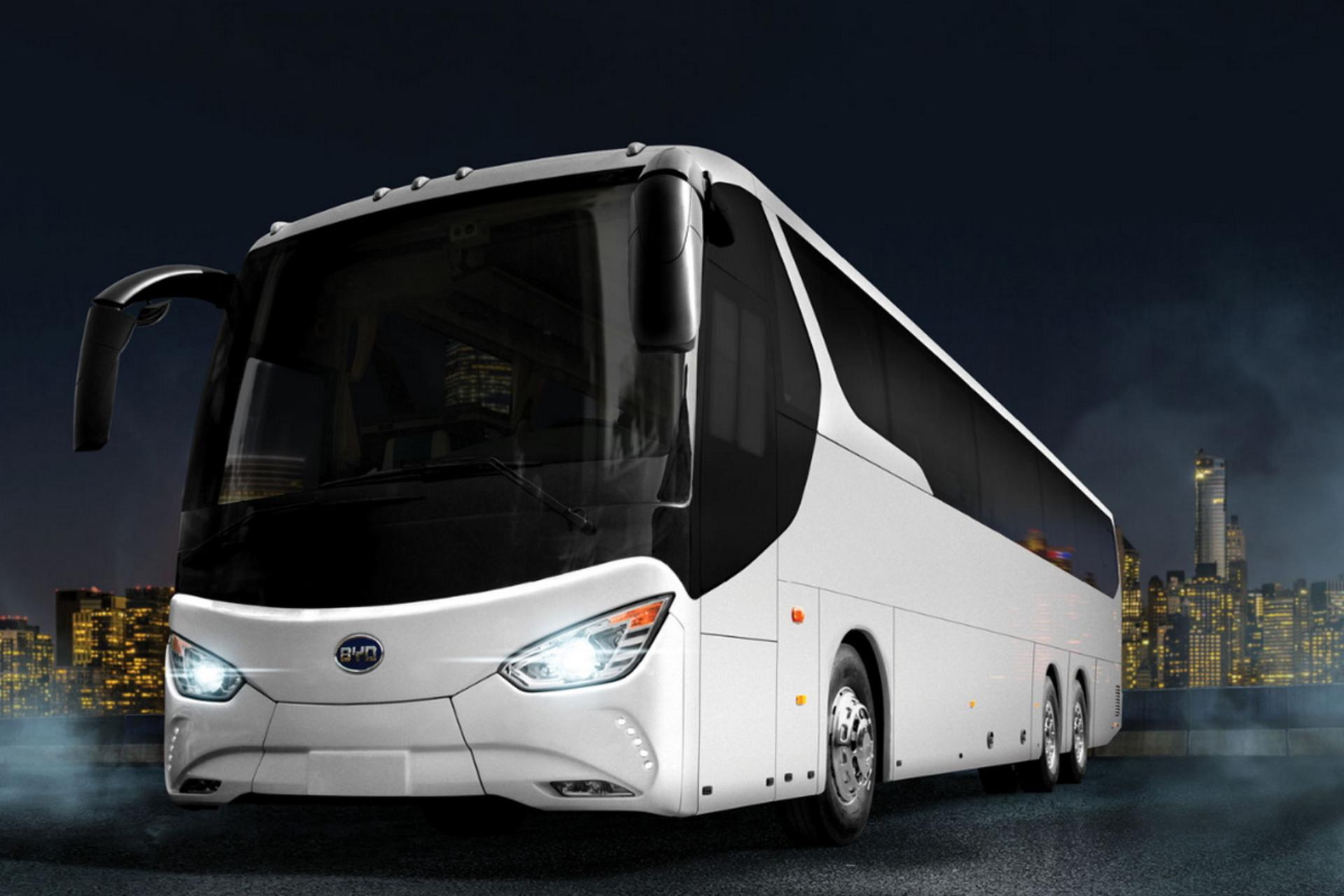 اتوبوس الکتریکی BYD C10m در شب