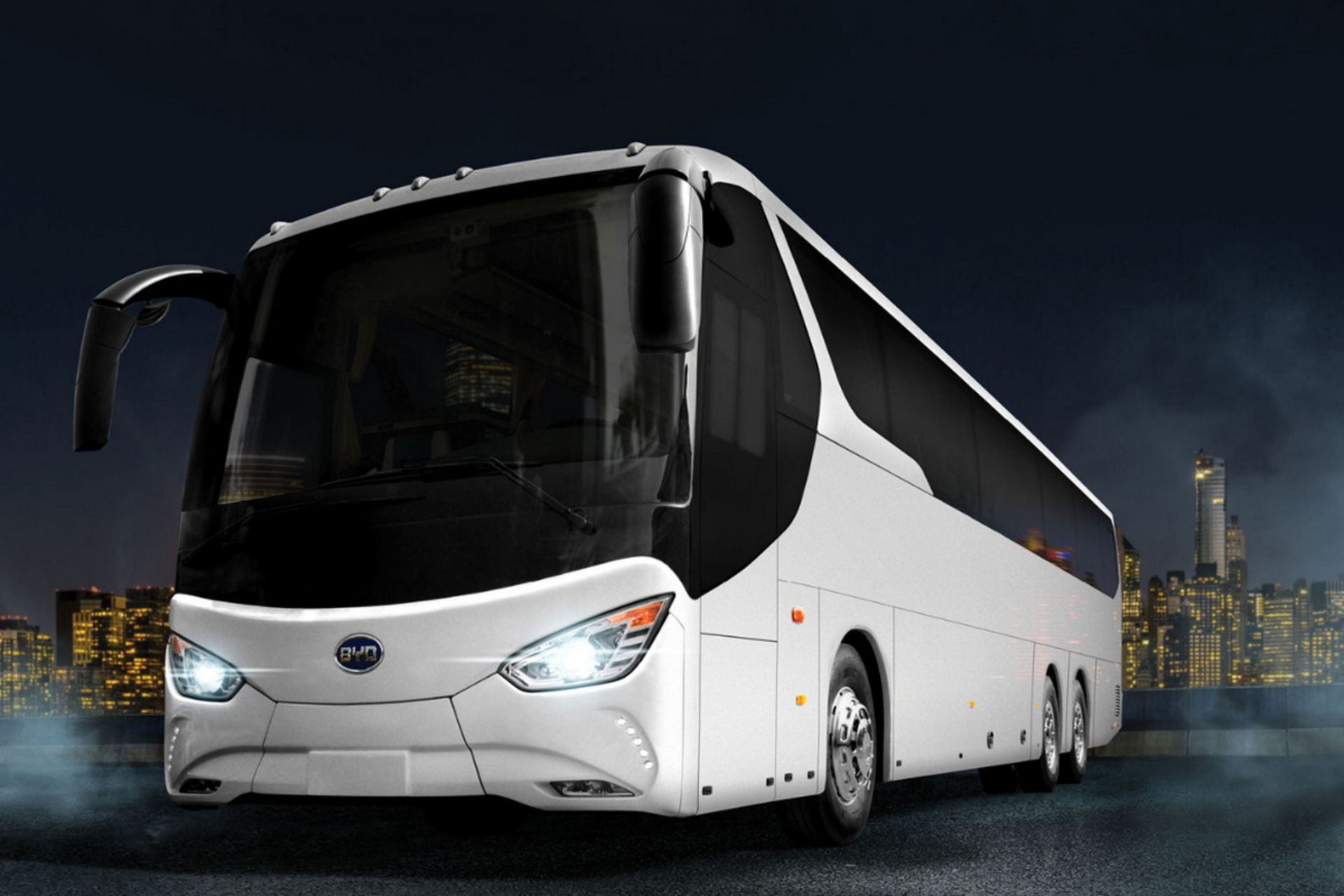 اتوبوس الکتریکی BYD C10m در شب