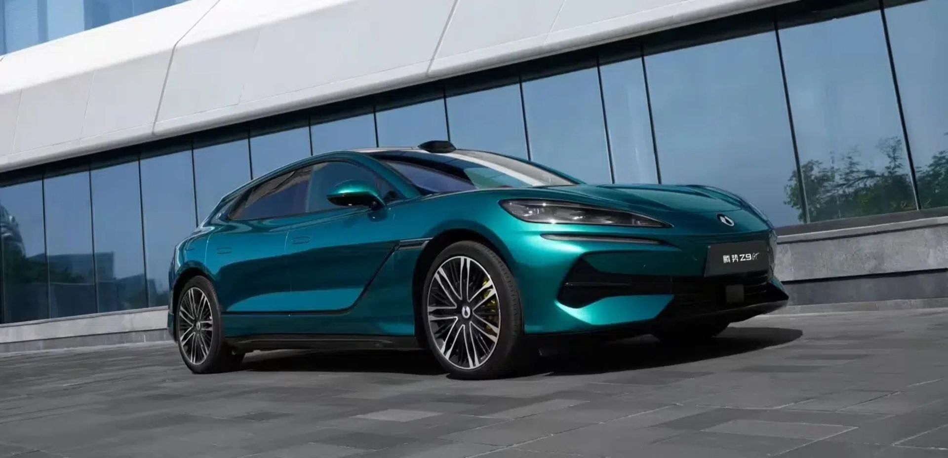 نمای سه‌چهارم جلویی خودروی بی‌وای‌دی Denza Z9 GT 