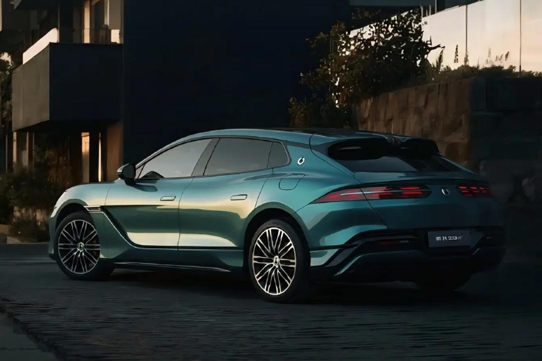 نمای سه‌چهارم عقبی خودروی بی‌وای‌دی Denza Z9 GT 