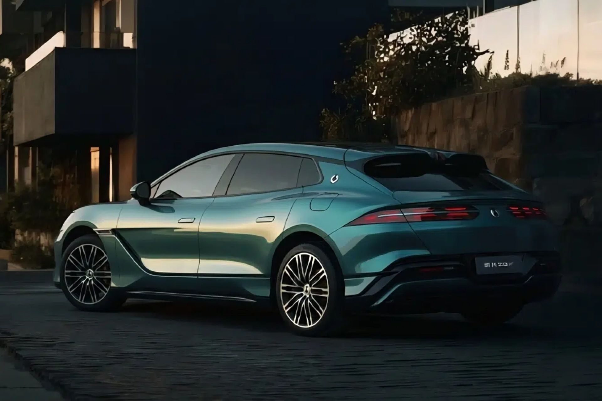 نمای سه‌چهارم عقبی خودروی بی‌وای‌دی Denza Z9 GT 