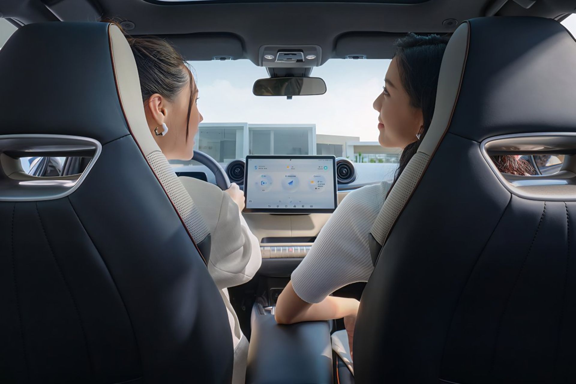 نمای داخل هاچ بک برقی بی وای دی دلفین ۲۰۲۵